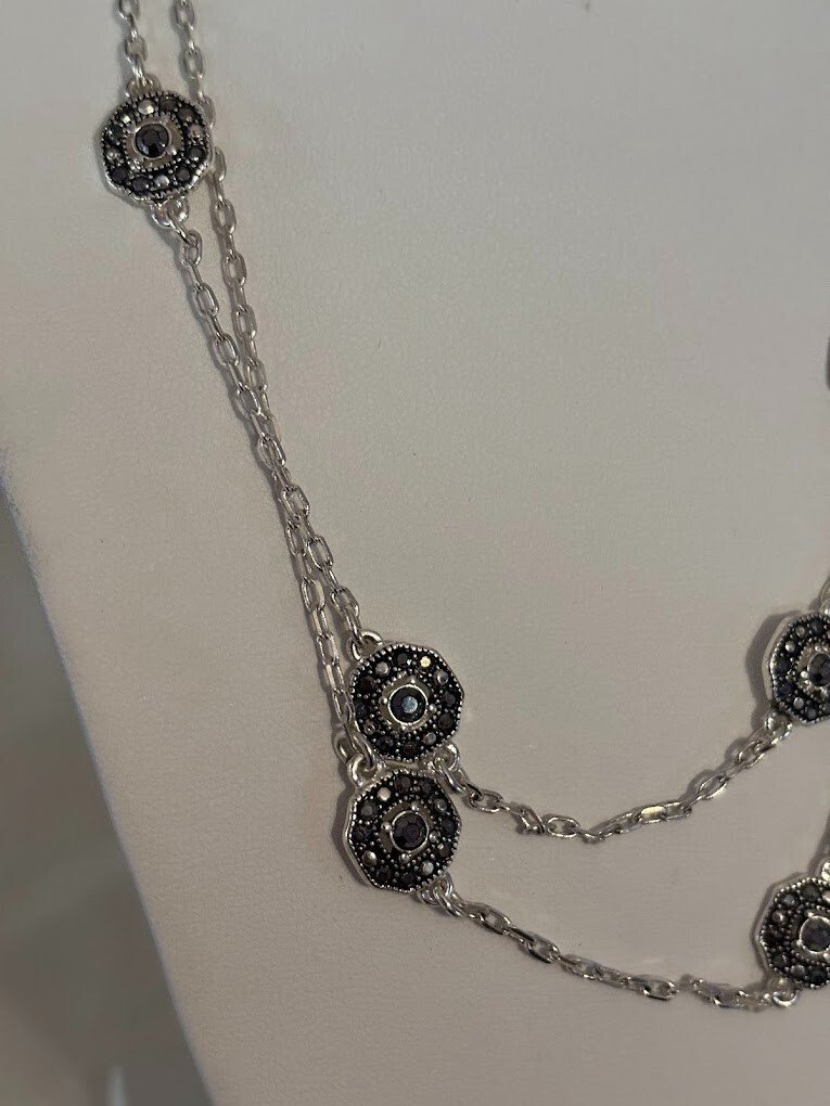 Beautiful Trifari Silver Tone Necklace (34″) for any occasion