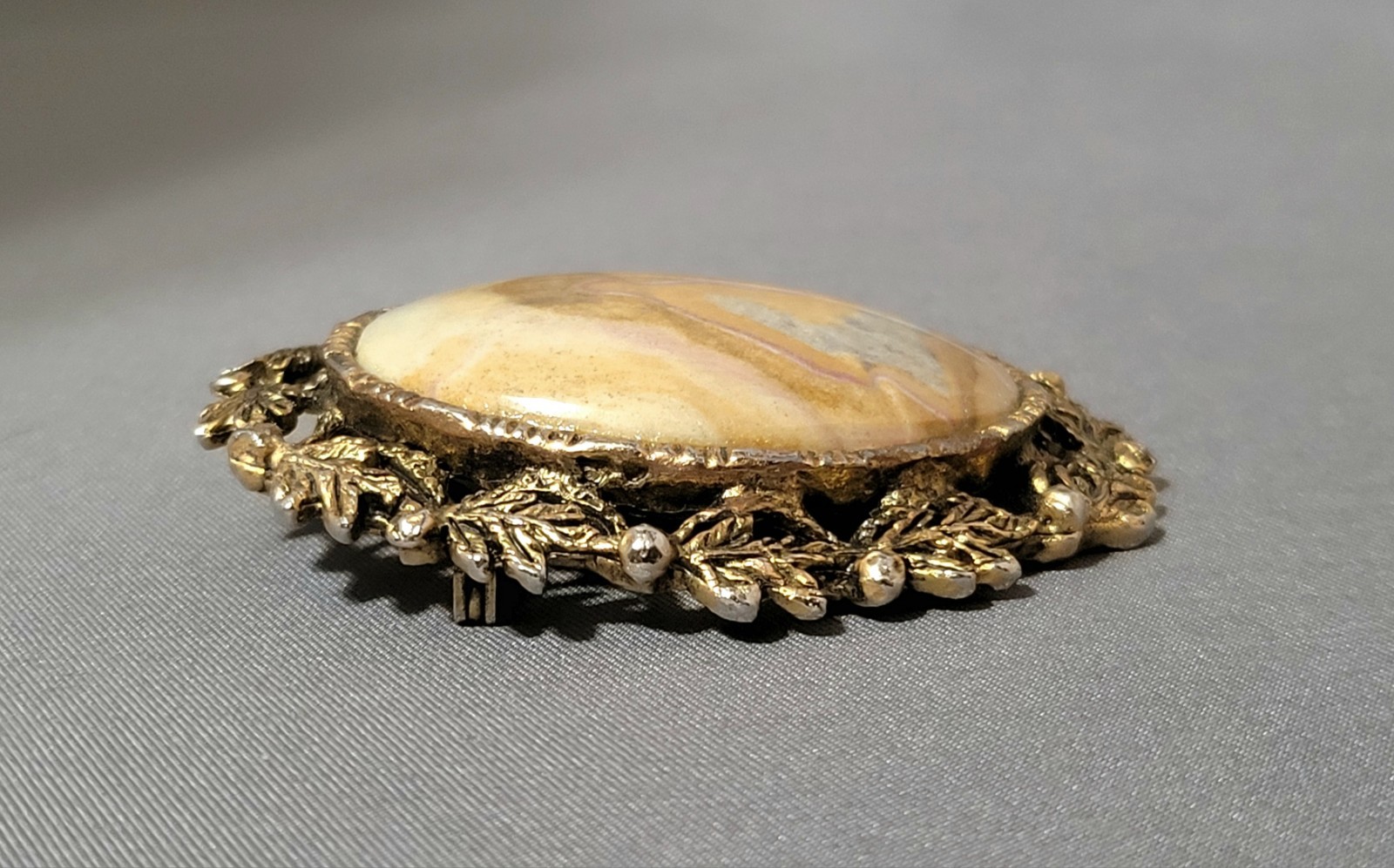 Vtg. Oval Agate Cabochon Brooch Pins Bezel Leaf Frame Silver & Gold Tone Set 2