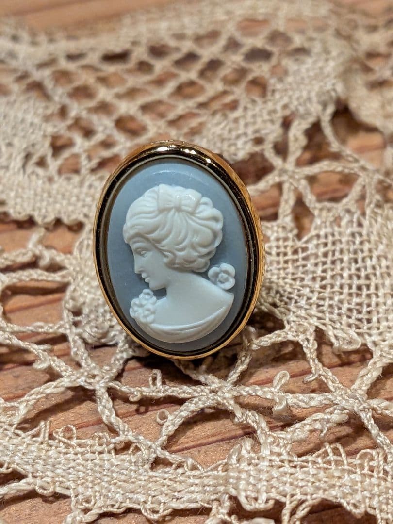 Price! Rare German Vintage Cameo Design Oval Earring (Single)
