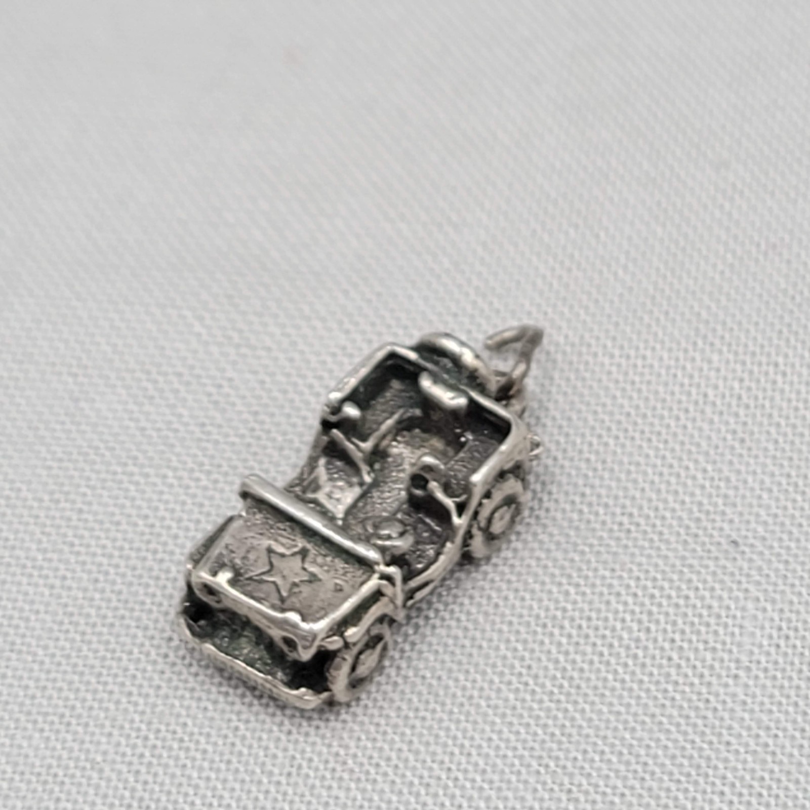 VINTAGE Sterling WWII MILITARY JEEP Silver Bracelet Charm 3/4″