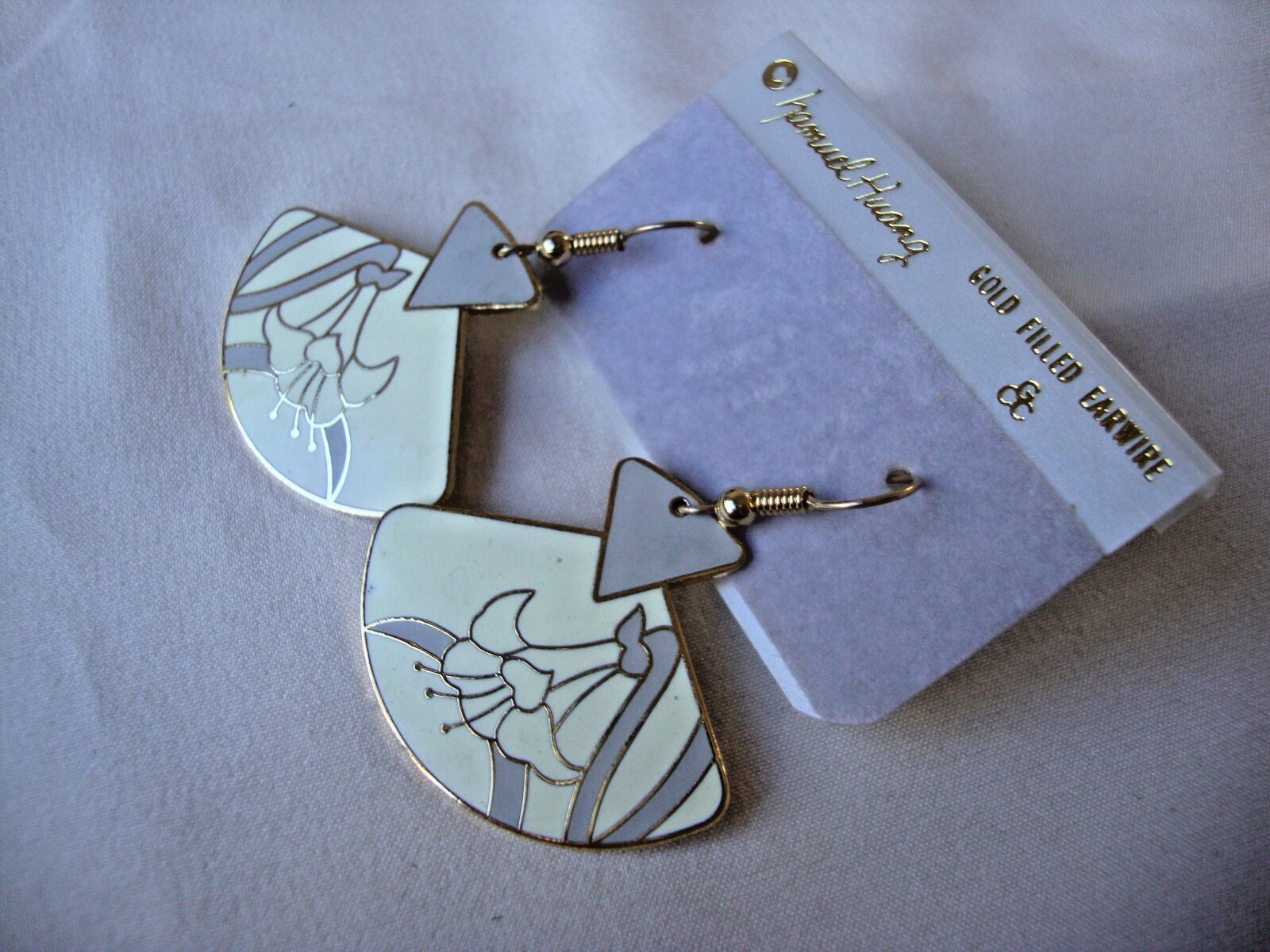VINTAGE SAMUEL HUANG DESIGNER CLOISONNE ART NOUVEAU IRIS GRAY CREAM EARRINGS