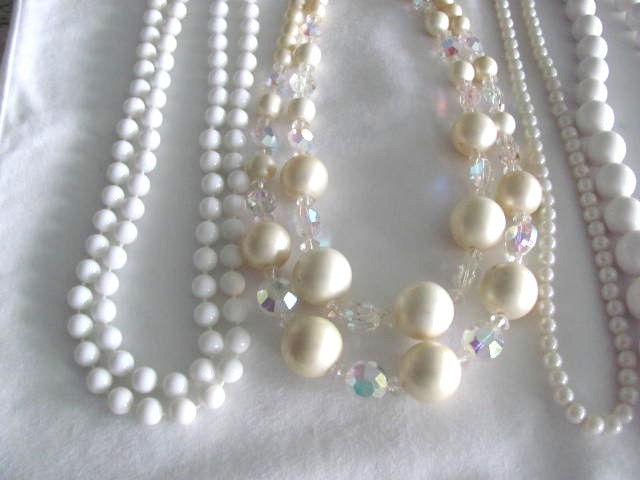 LOT OF 17 PIECES OF VINTAGE COSTUME JEWELRY NECKLACES & BRACELETS ALL WEARABLE