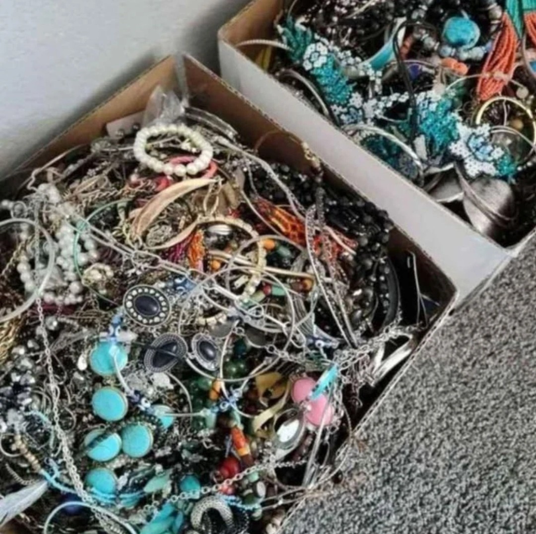 15 Pounds Jewelry Costume Vintage Mix LBS necklaces bracelets pins rings lbs
