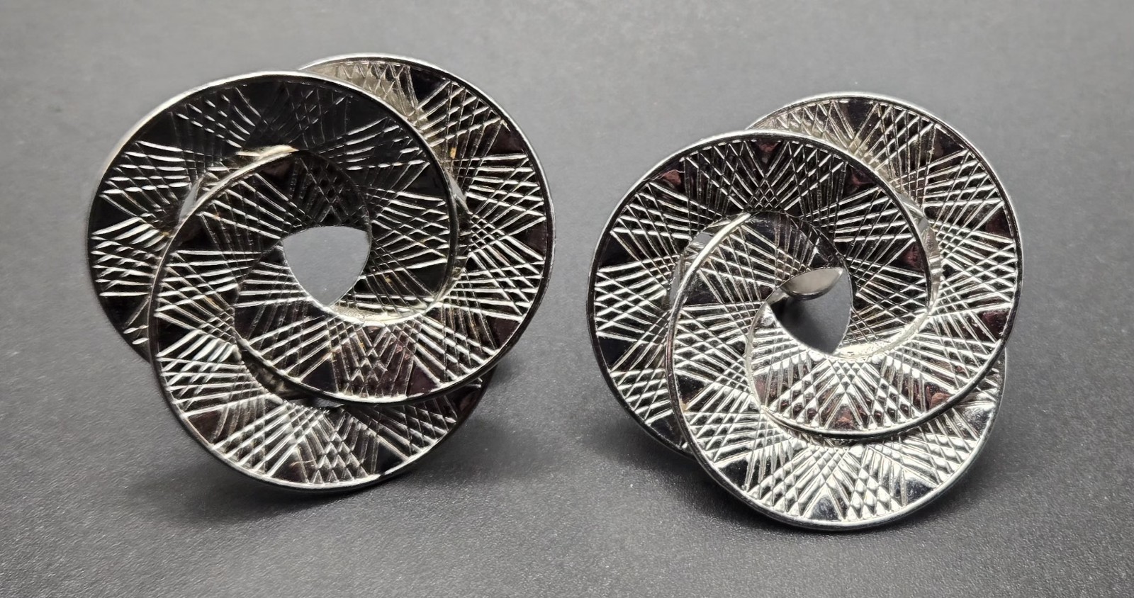 Vintage Op Art Spiral Ribbon Paddle Back Clip On Earrings Textured Silver Tone
