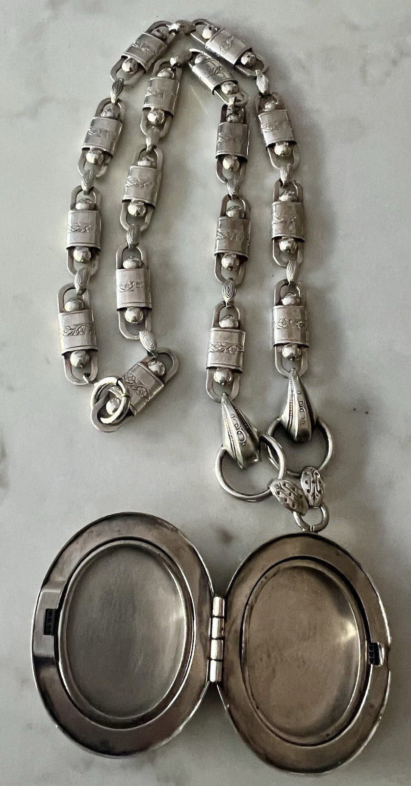 VICTORIAN REVIVAL GORGEOUS ENAMEL LOCKET SILVER TONE FANCY CUT ETCHED LINKS