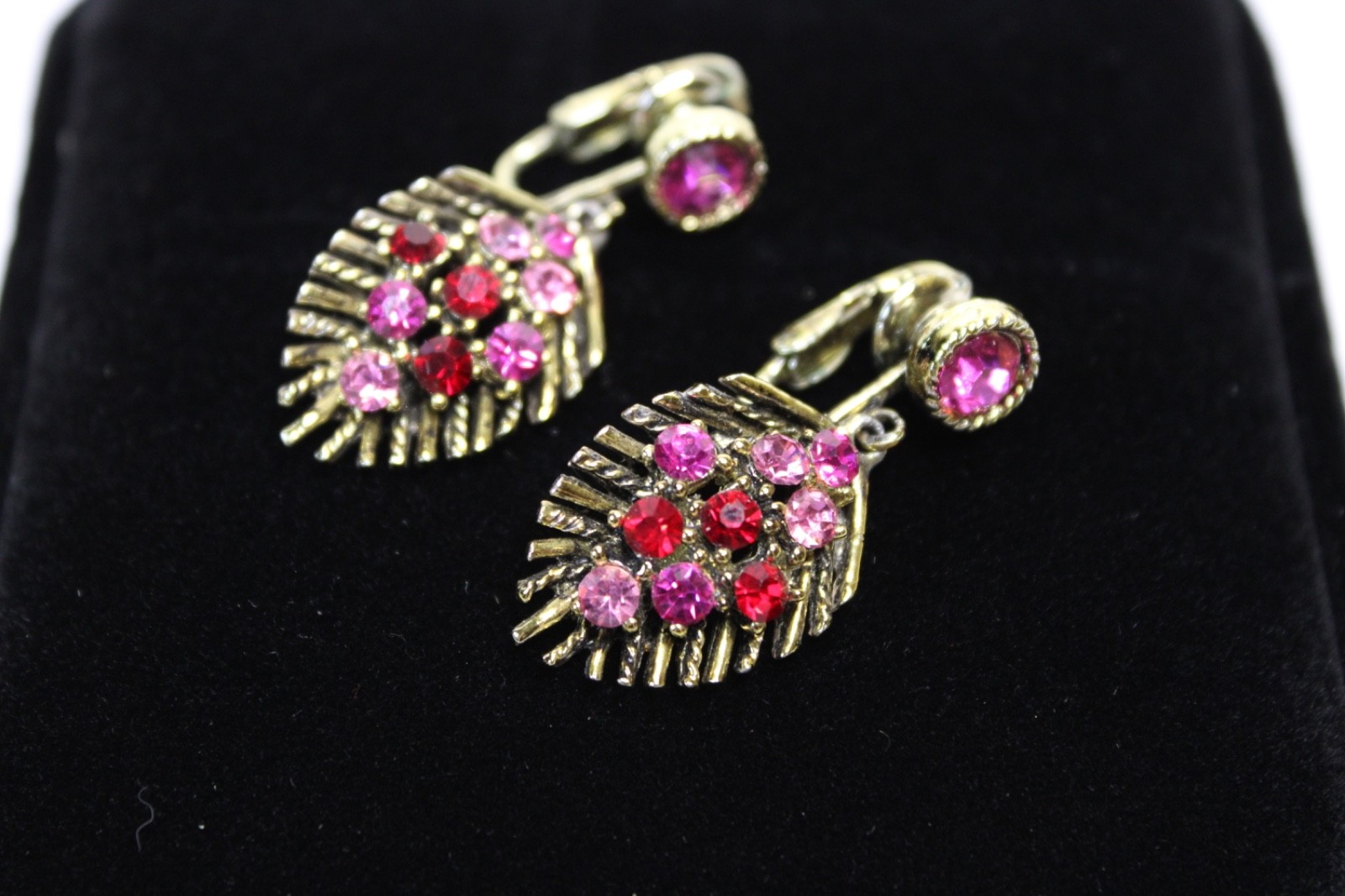 Vintage Pink Red Rhinestone Leaf Brooch Clip Earrings Set Gold Tone Retro