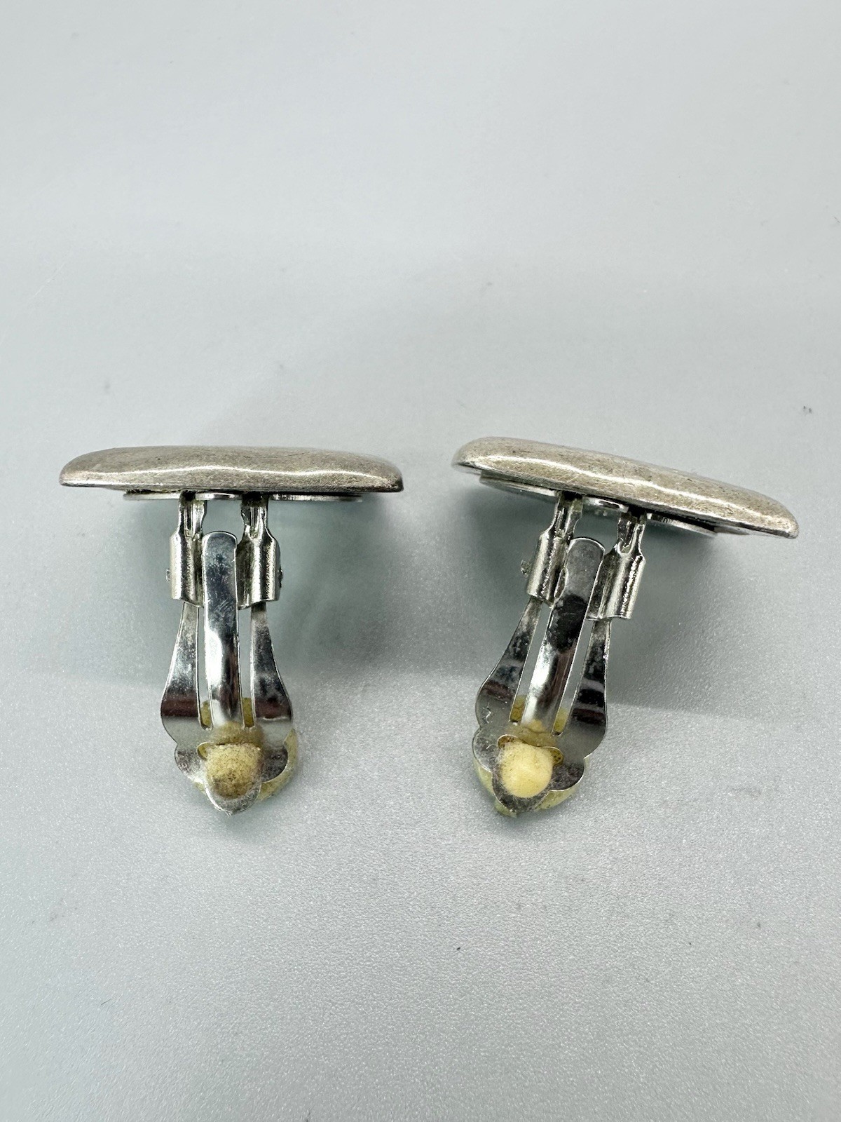 ⛎ Vintage Hammered Silver Tone Square Clip On Earrings Modernist 0.79″ Unsigned