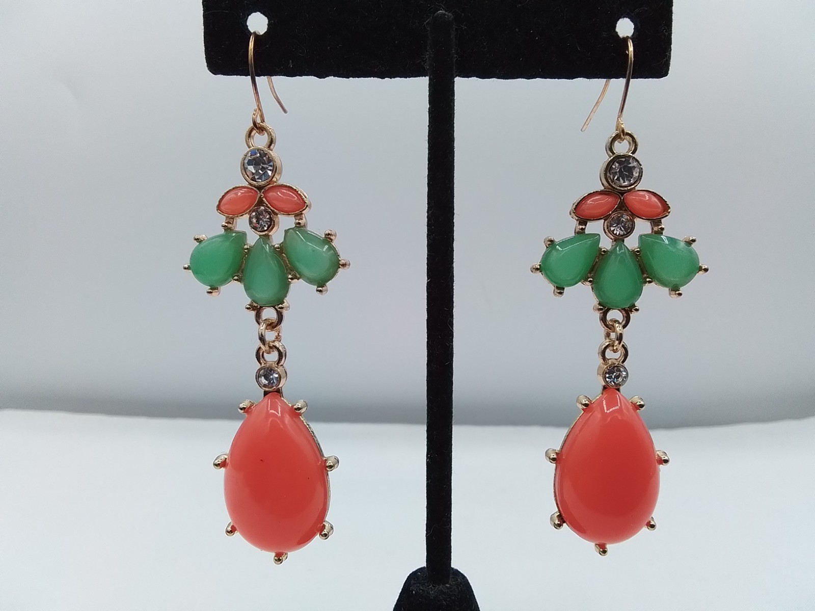 2.5″ DANGLE DROP FAUX JADE FAUX ORANGE CORAL RETRP HIPPY PIERCED EARRINGS VTG