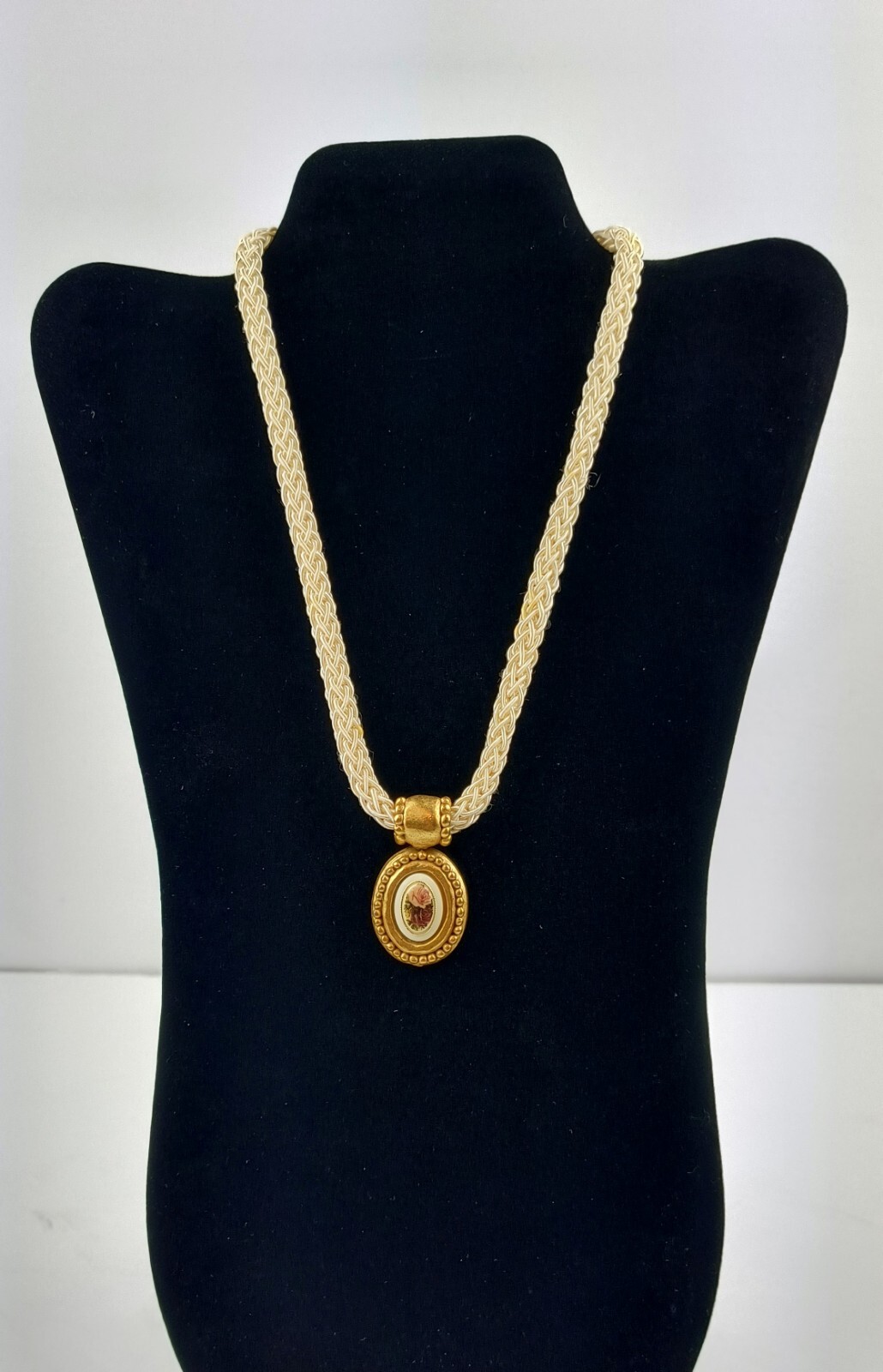 Vintage Signed EH 14″ Beautiful Rope Necklace Victorian Rose Cameo Pendant