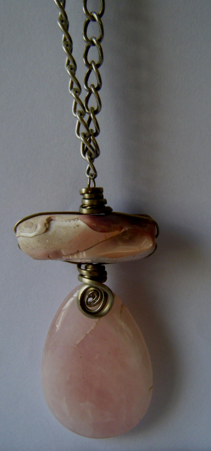 VTG Rose Quartz Teadpoop Pendant Necklace suspended from deco silver bail.