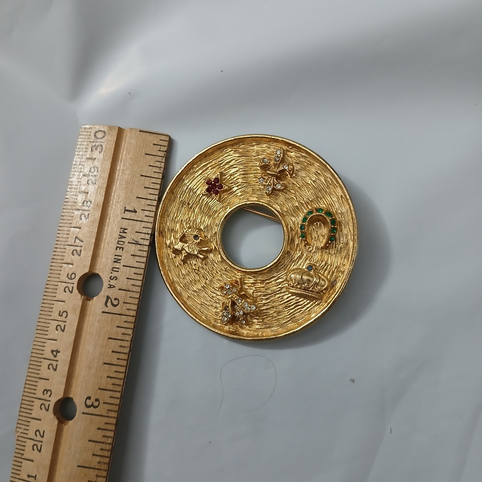 Vintage 1960s Signed Jeanne Gold Tone Lucky Charm Circle Brooch Fleur Horseshoe