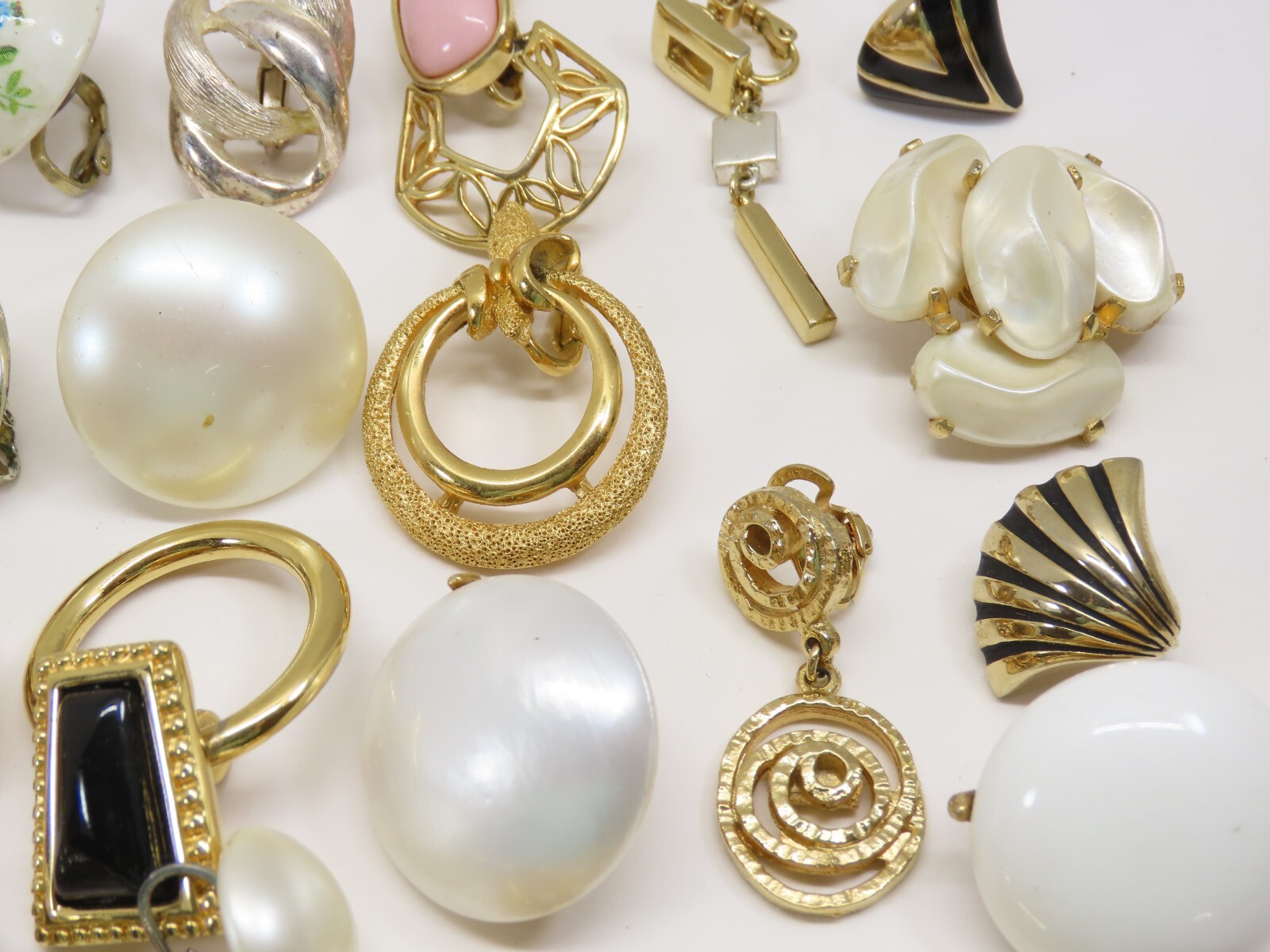 Single Earrings Lot ALL SIGNED 14 Crown Trifari Richelieu Monet + VTG 50+ D2216
