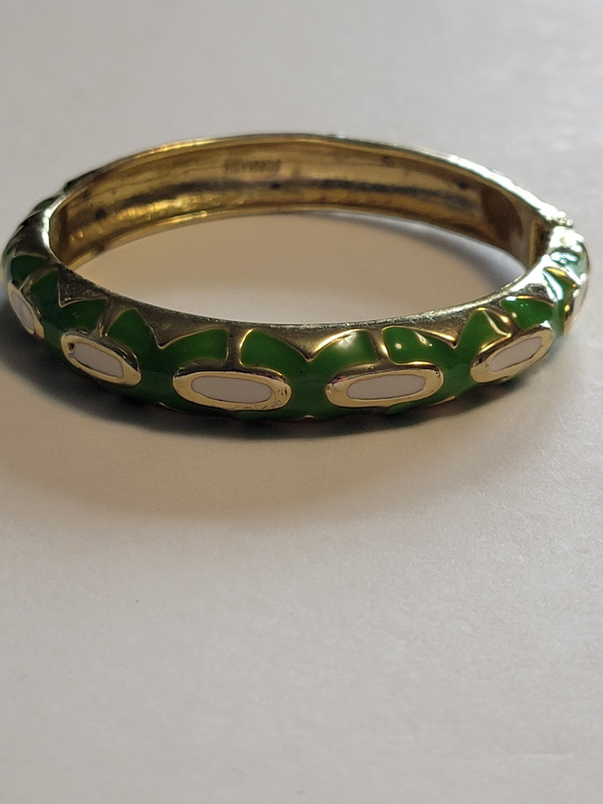Vntg Fornash 6.5″ Gold Tone Enamel Hinged Bangle – Green and White Design