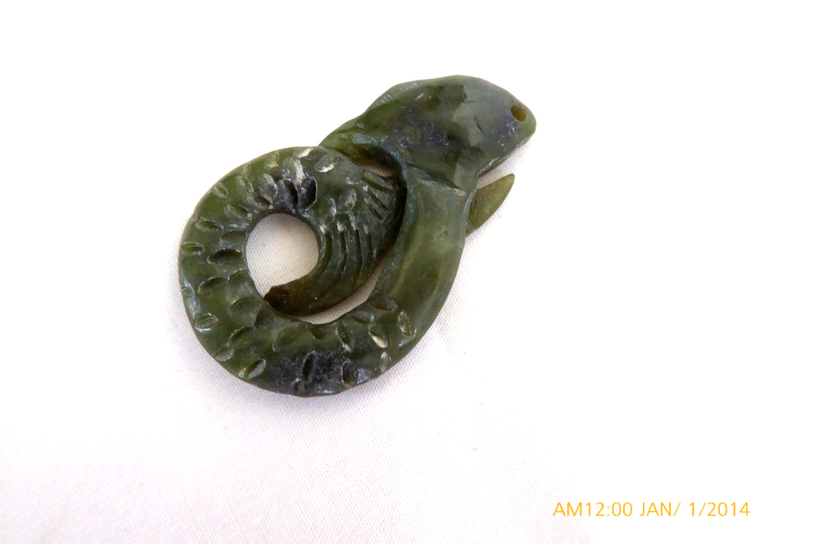 VINTAGE CARVED LUCKY JADE FISH PENDANT