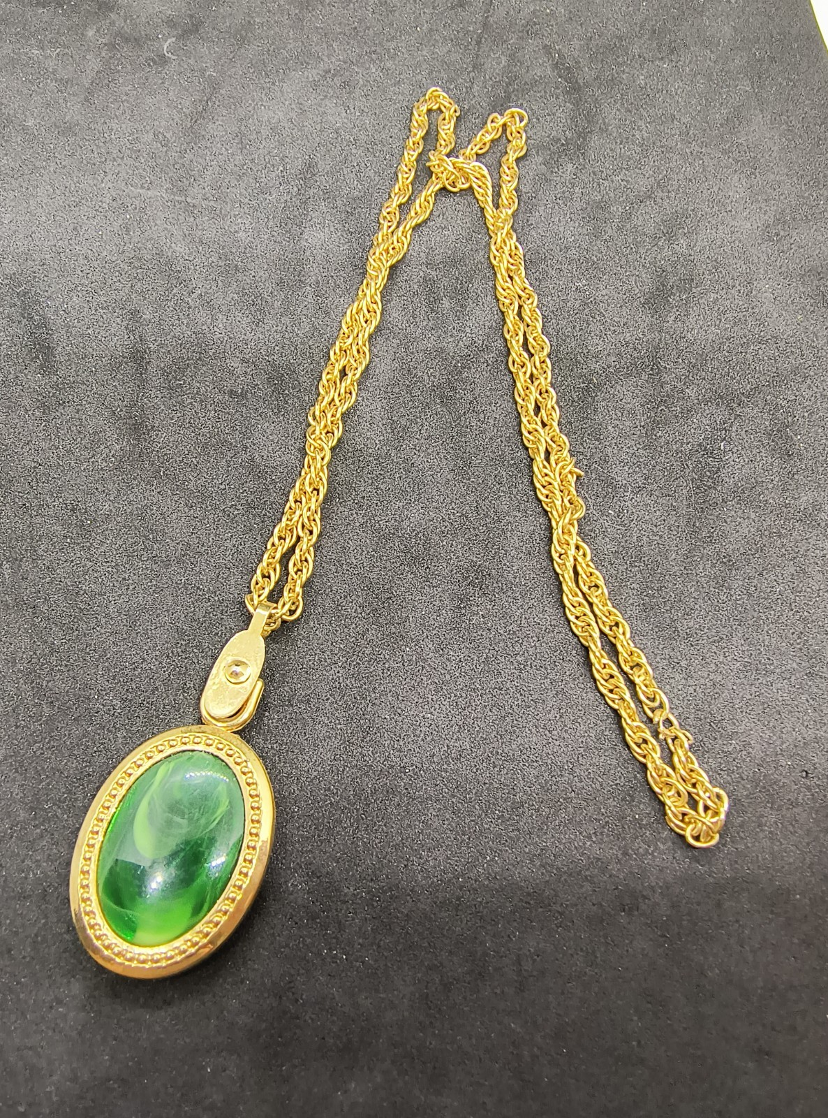 Vintage metal and Green Stone Necklace Choker Nice clasp Costume Jewelry