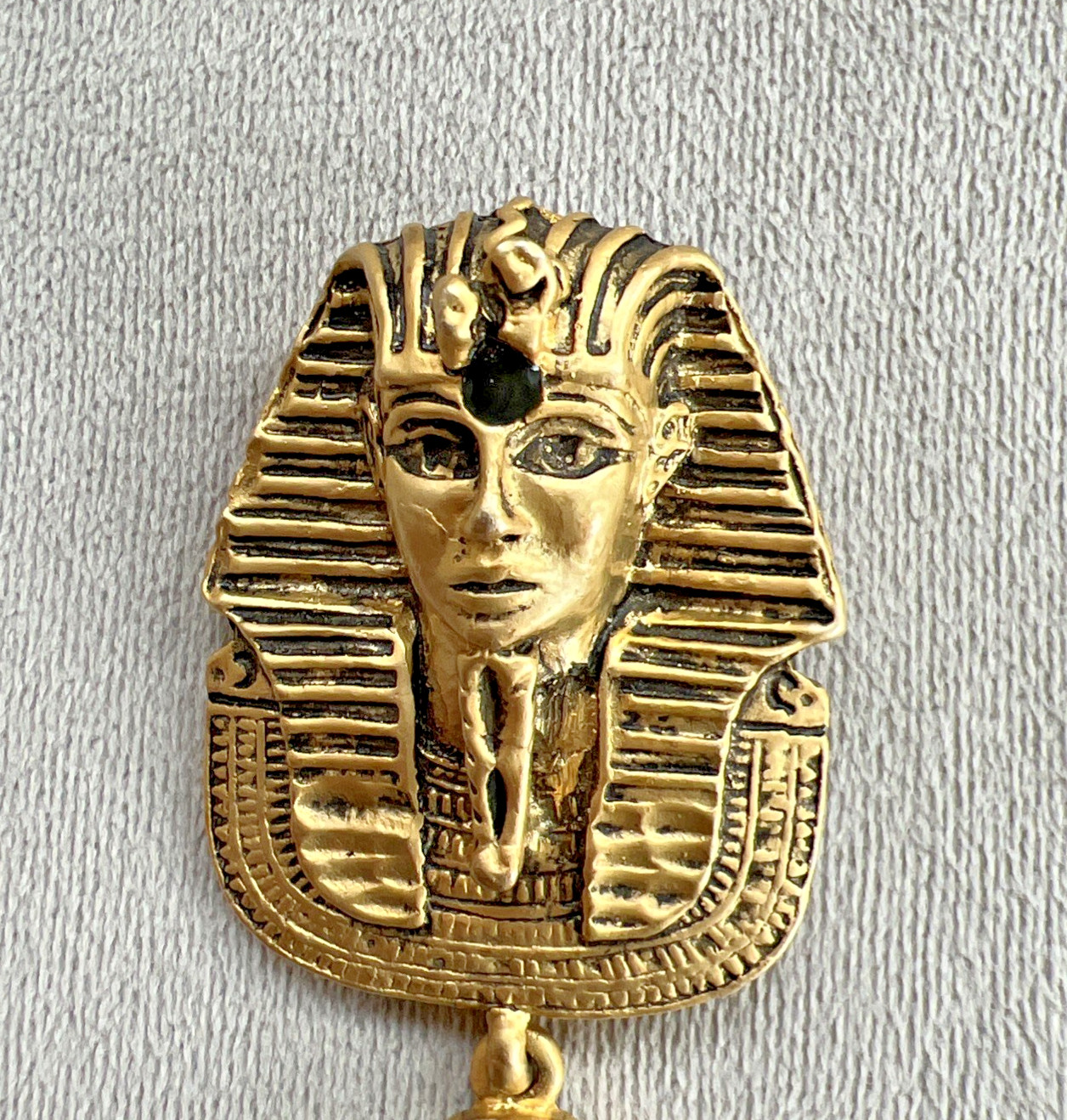 VINTAGE 1978 SIGNED TS PHARAOH SCARAB BROOCH CABOCHON DANGLE YELLOW GOLD PLATED