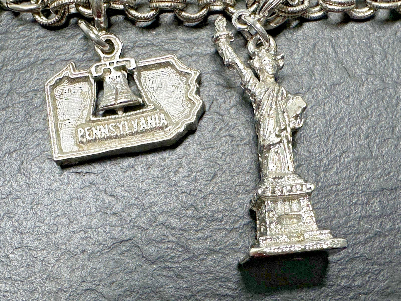 7 VINTAGE USA TRAVEL CHARMS & 7″ SILVER TONE BRACELET M195