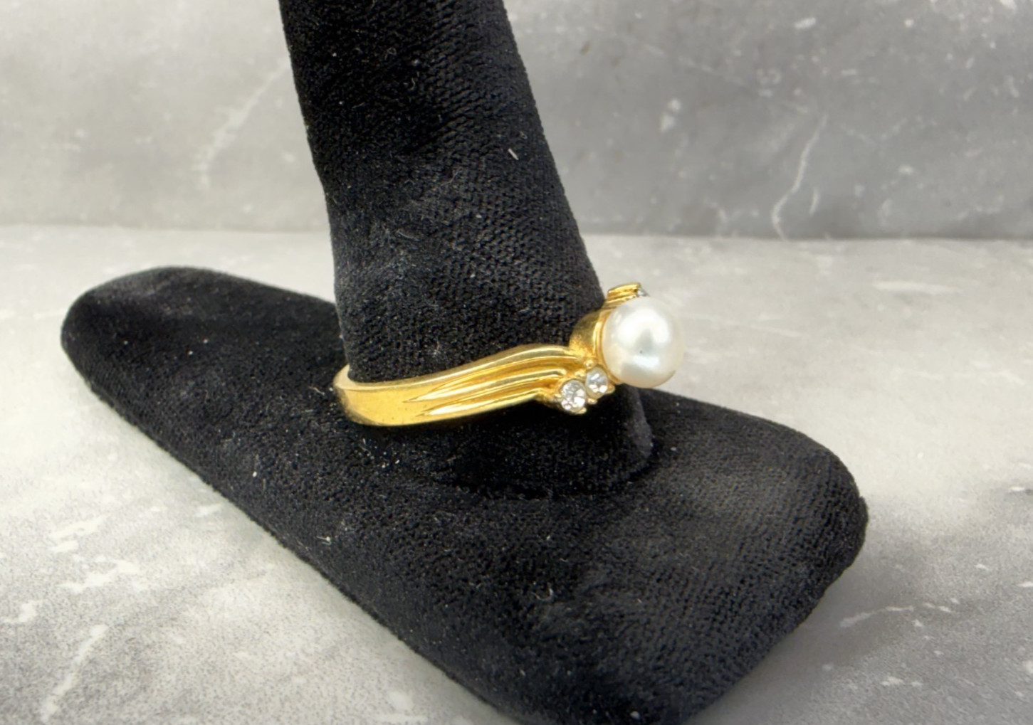 Vintage AVON Freshwater Pearl & Crystal Gold Tone Ring Size 11