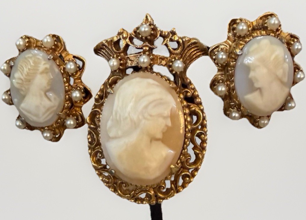 VTG goldtone faux cameo brooch and earrings set PIN FLORENZA