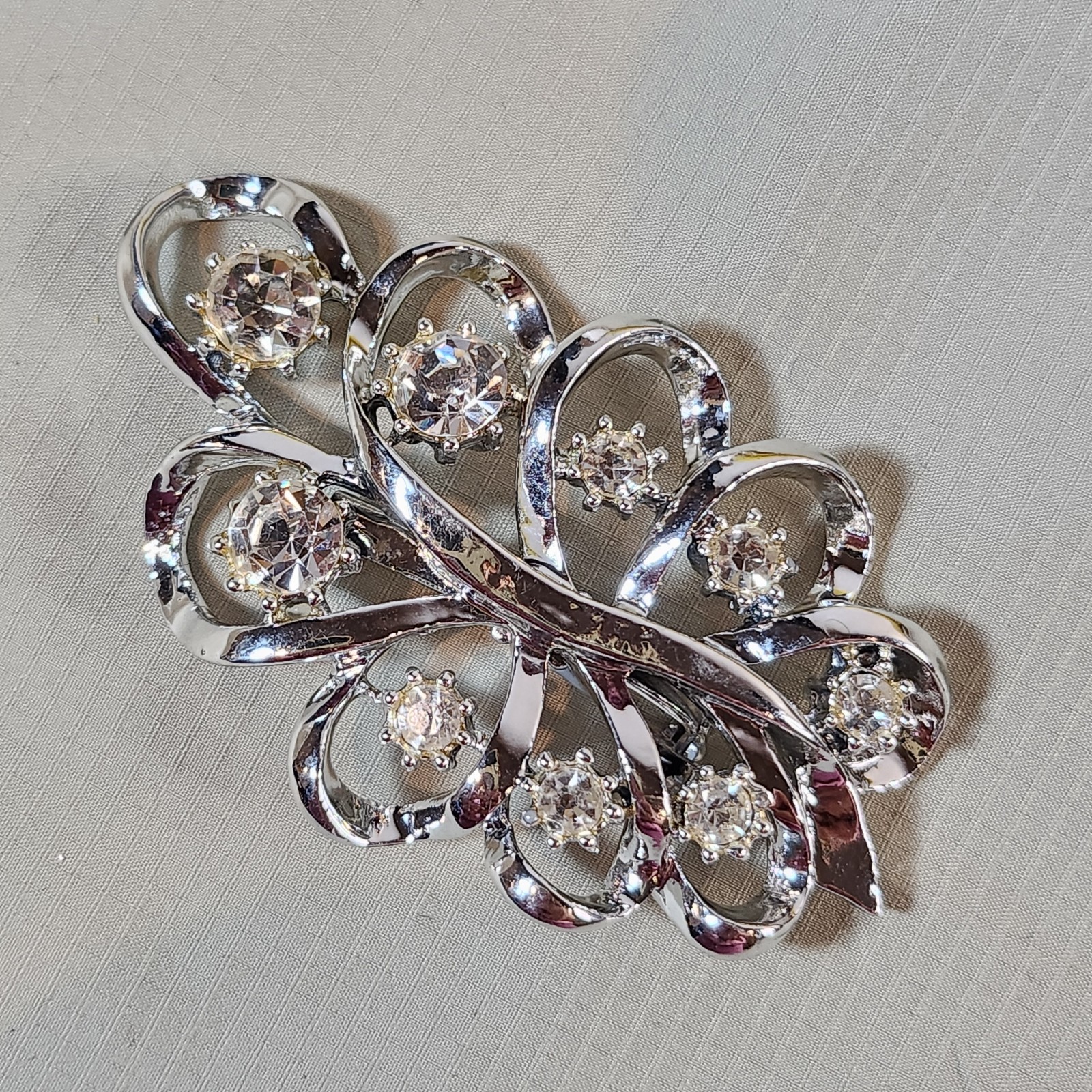 Vintage Elegant Leaf Brooch Pin Silver Tone Rhinestone Costume Jewelry
