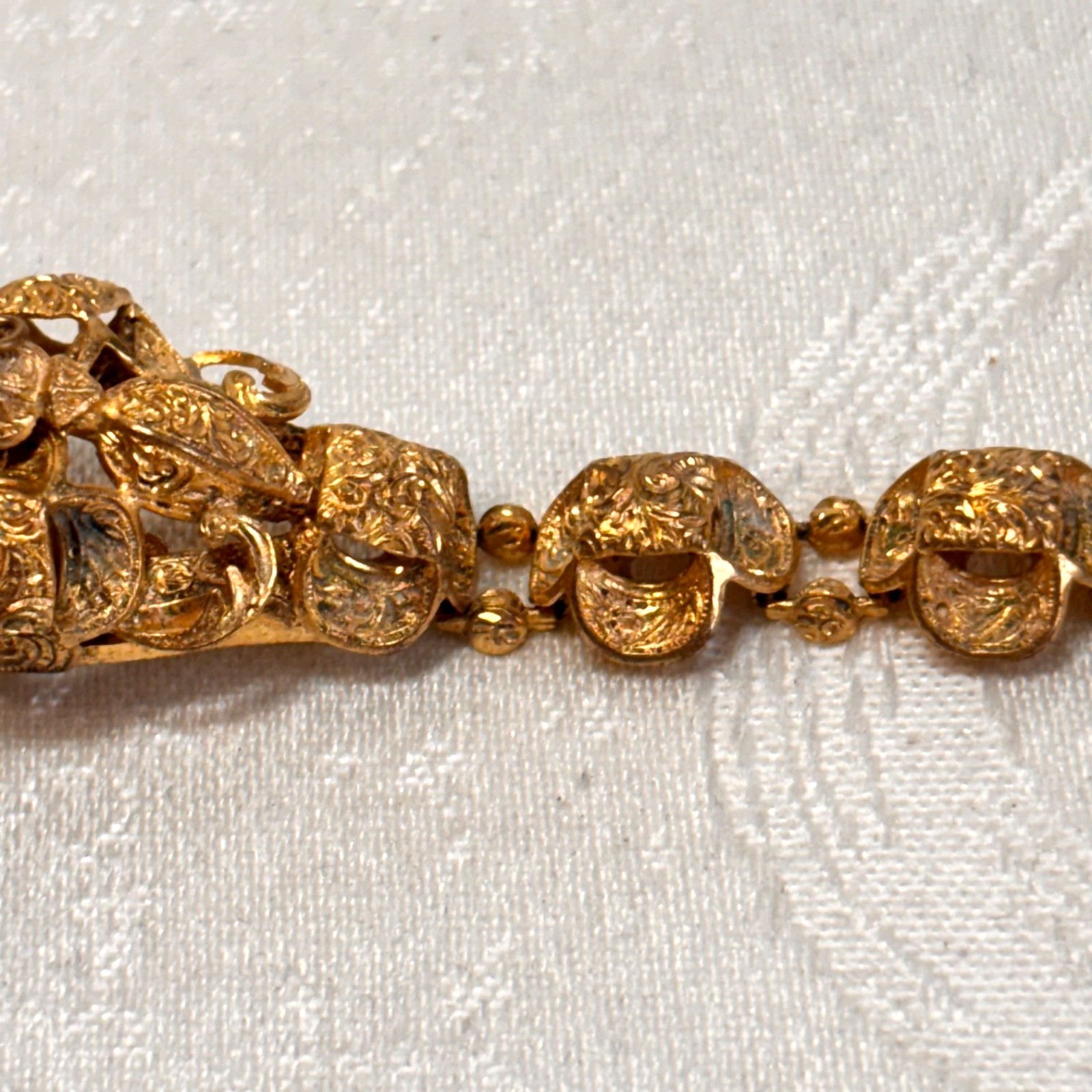 BRACELET goldtone metal temple lightweight box clasp NO BELL vintage 6 1/4″ circ