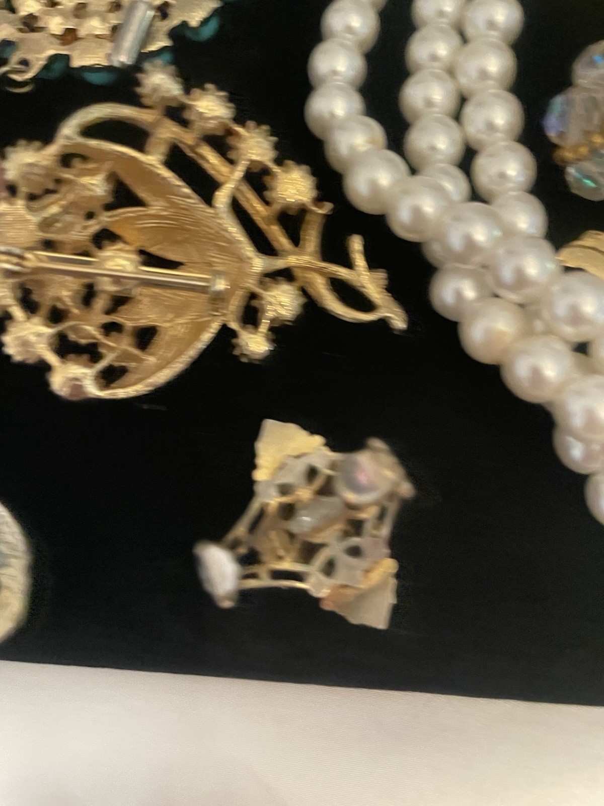 VINTAGE Junk Jewelry Lot FOR CEAFTS Some Signed Pieces Broken Singles Age Wear