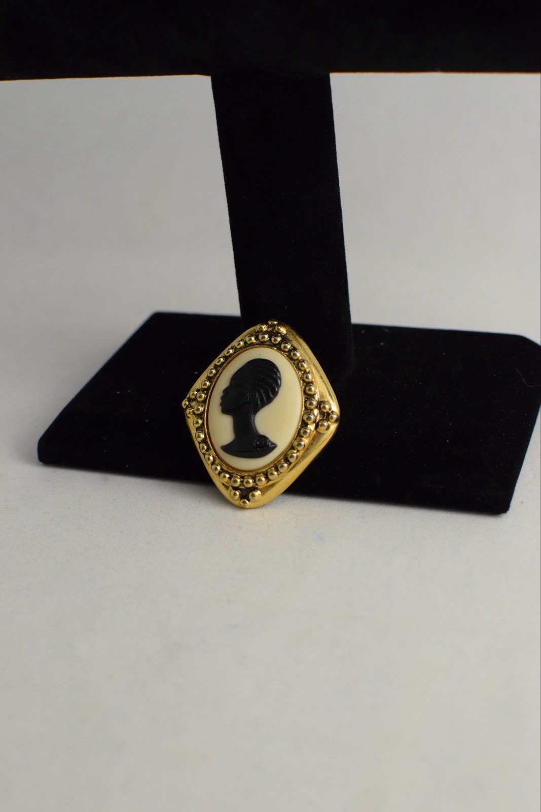 VTG Coreen Simpson Black African American Woman Lady Cameo Pin Brooch