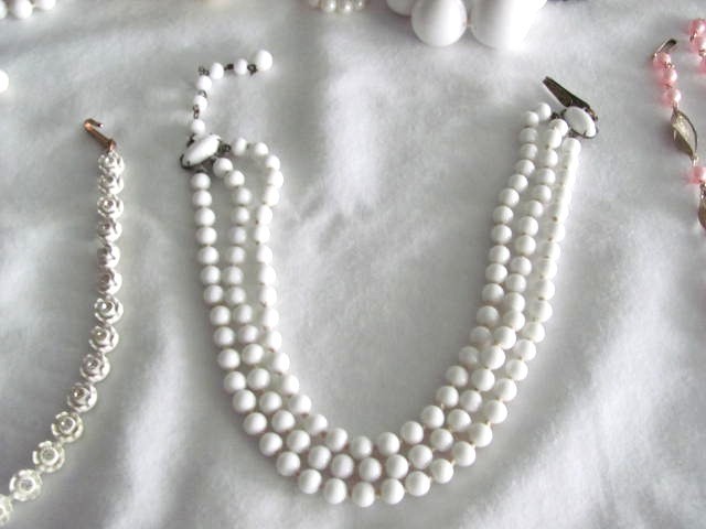 LOT OF 17 PIECES OF VINTAGE COSTUME JEWELRY NECKLACES & BRACELETS ALL WEARABLE