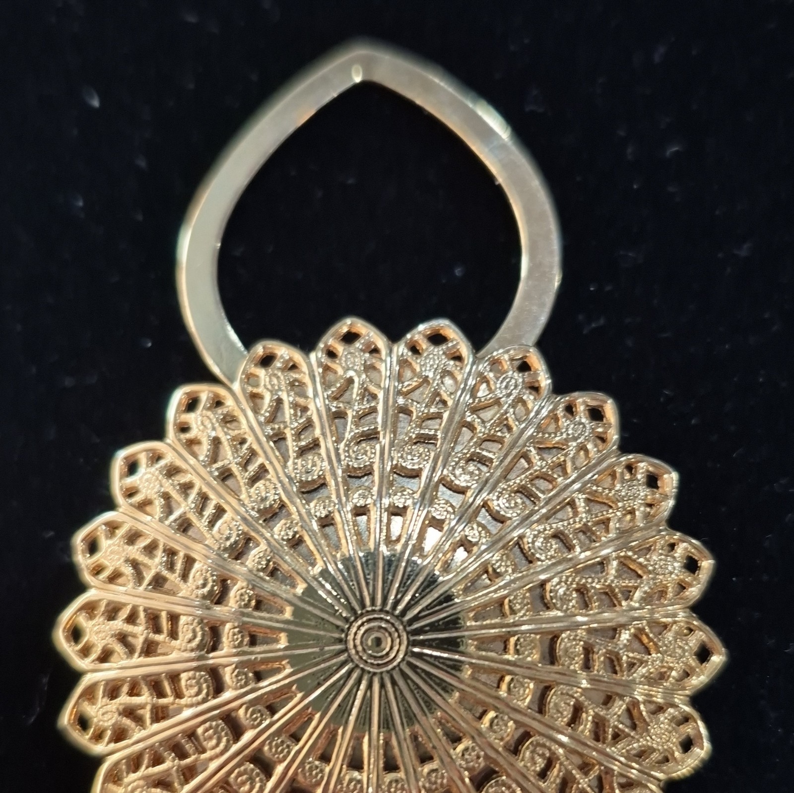 Leiba USA Gold-Tone Round Filigree Flower Metal Dress/Scarf Clip,Signed
