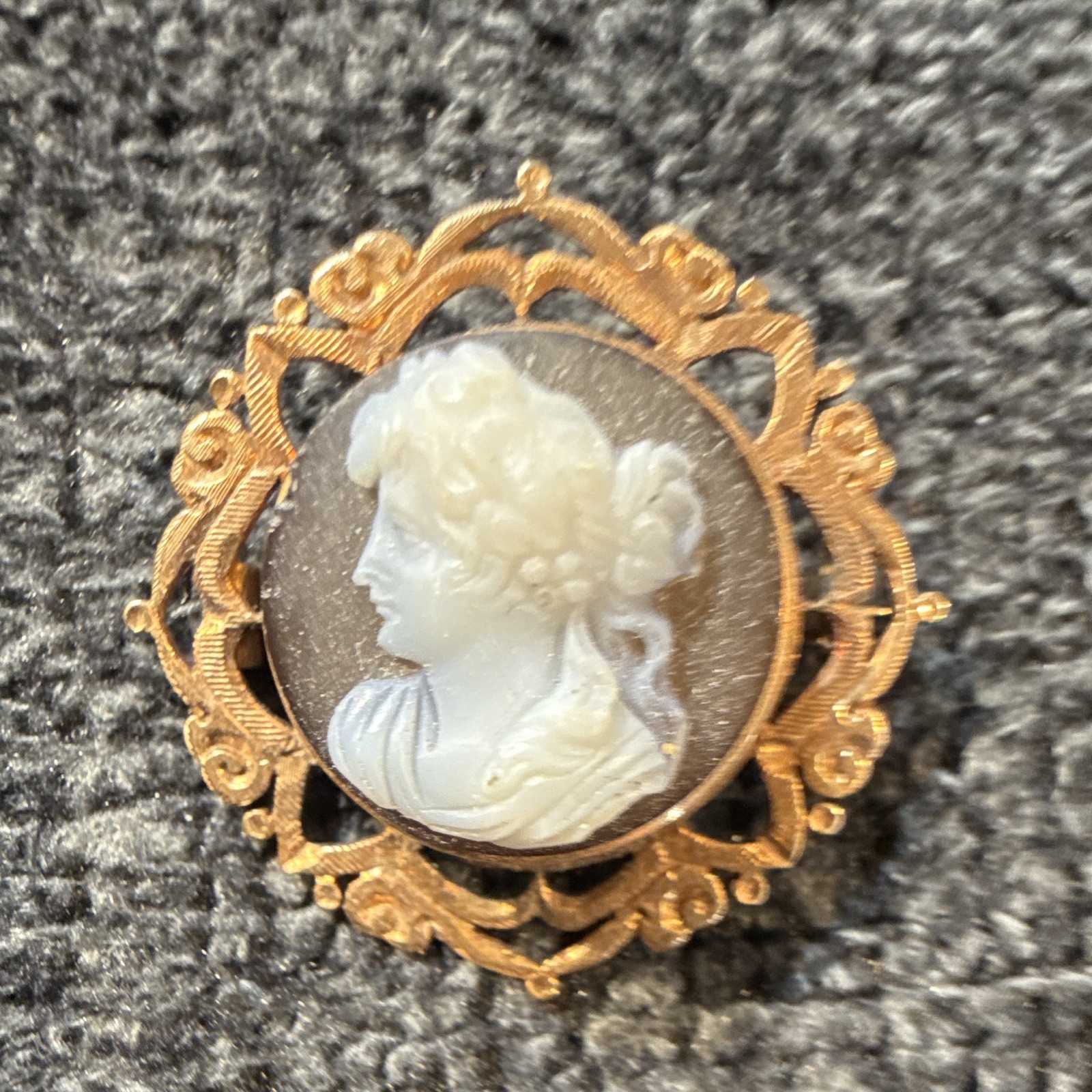 Round White Cameo Brooch Pin 9 Karat Gold Frame Women’s 1 in x 1 in