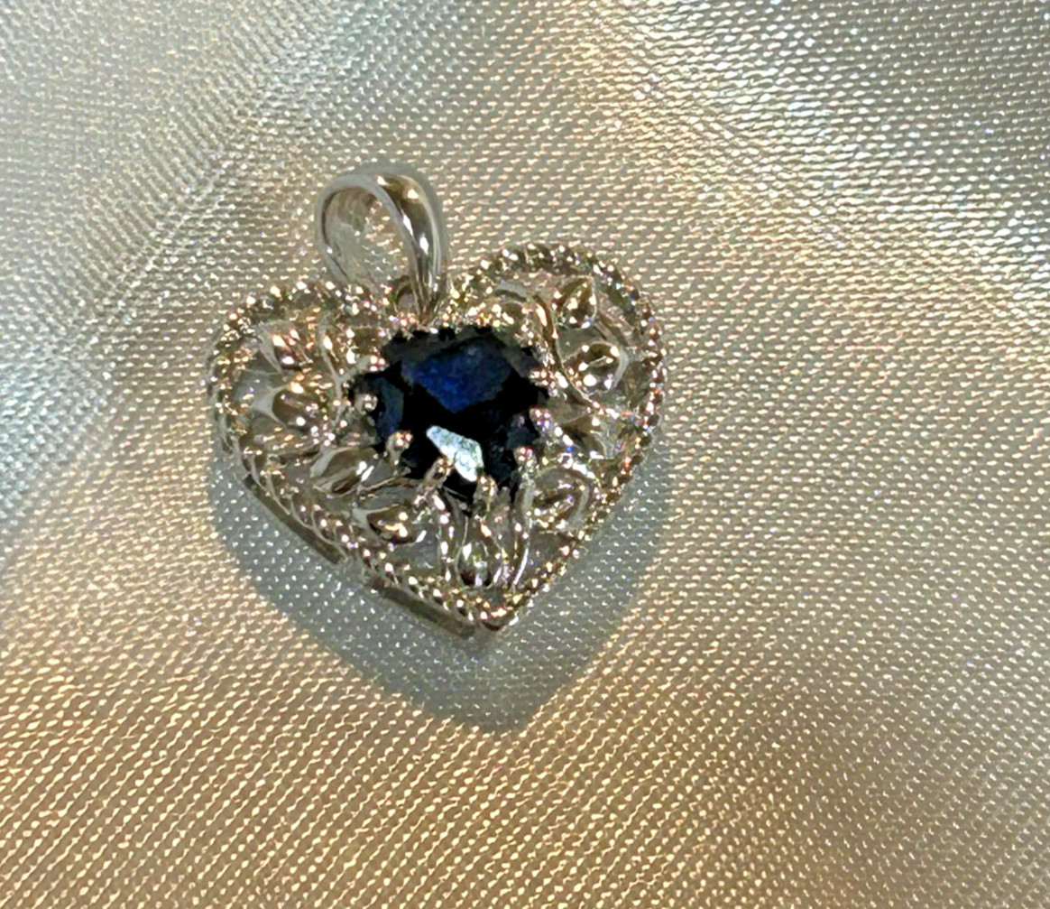 VINTAGE LADIES 10K WHITE GOLD HEART CHARM PENDANT BLUE SAPPHIRE MIDDLE 1.4 GRAMS