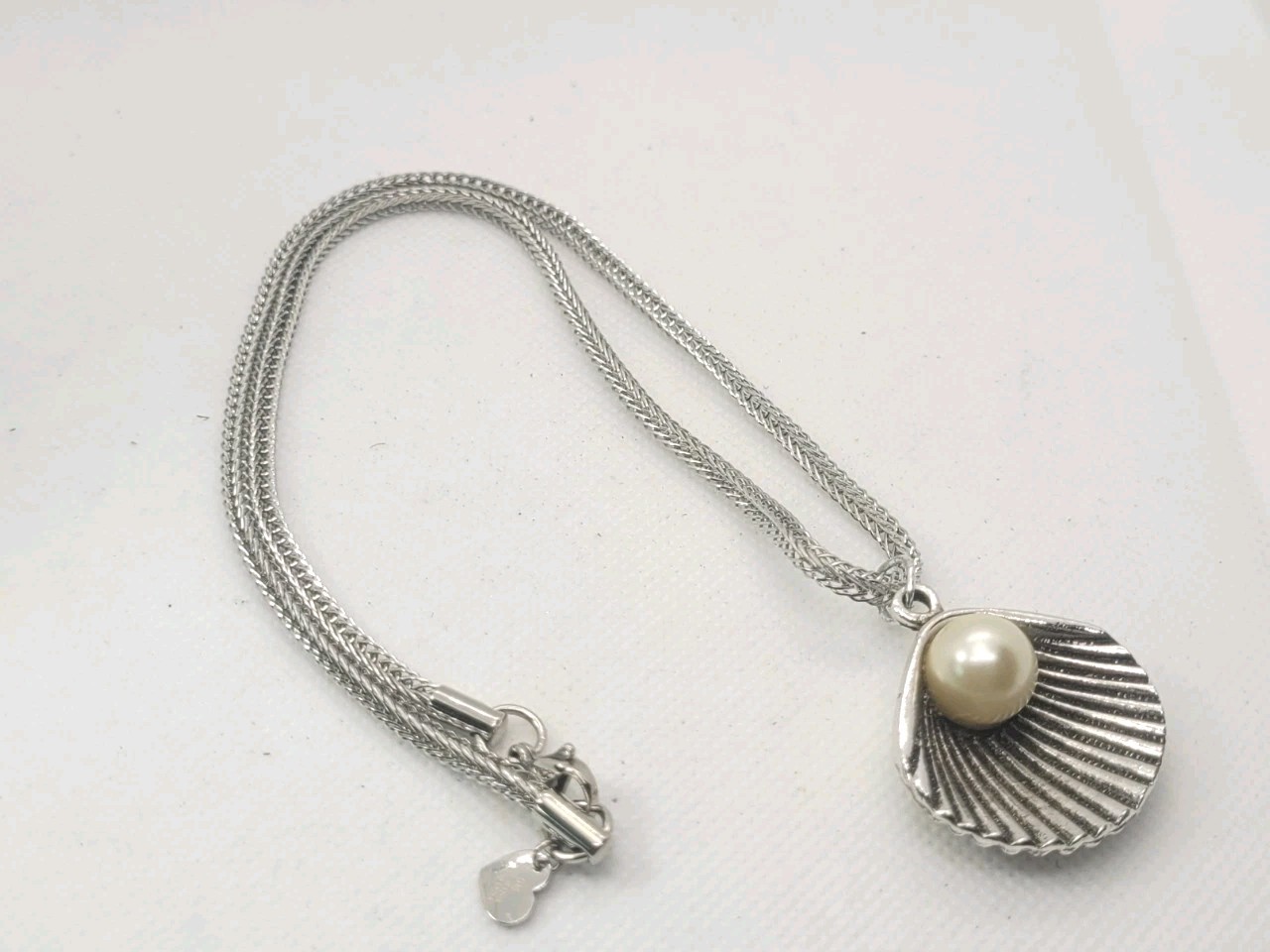 Vintage Silver Tone Necklace Chain With A shell with a pearl Pedant 20in.