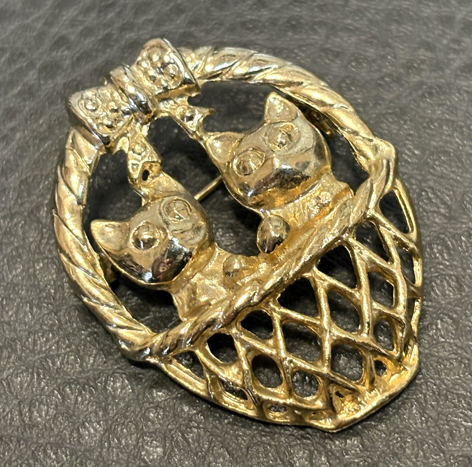 Vintage 1980’s Gold Tone Kittens Cats Felines In A Basket Pin Brooch Well Made
