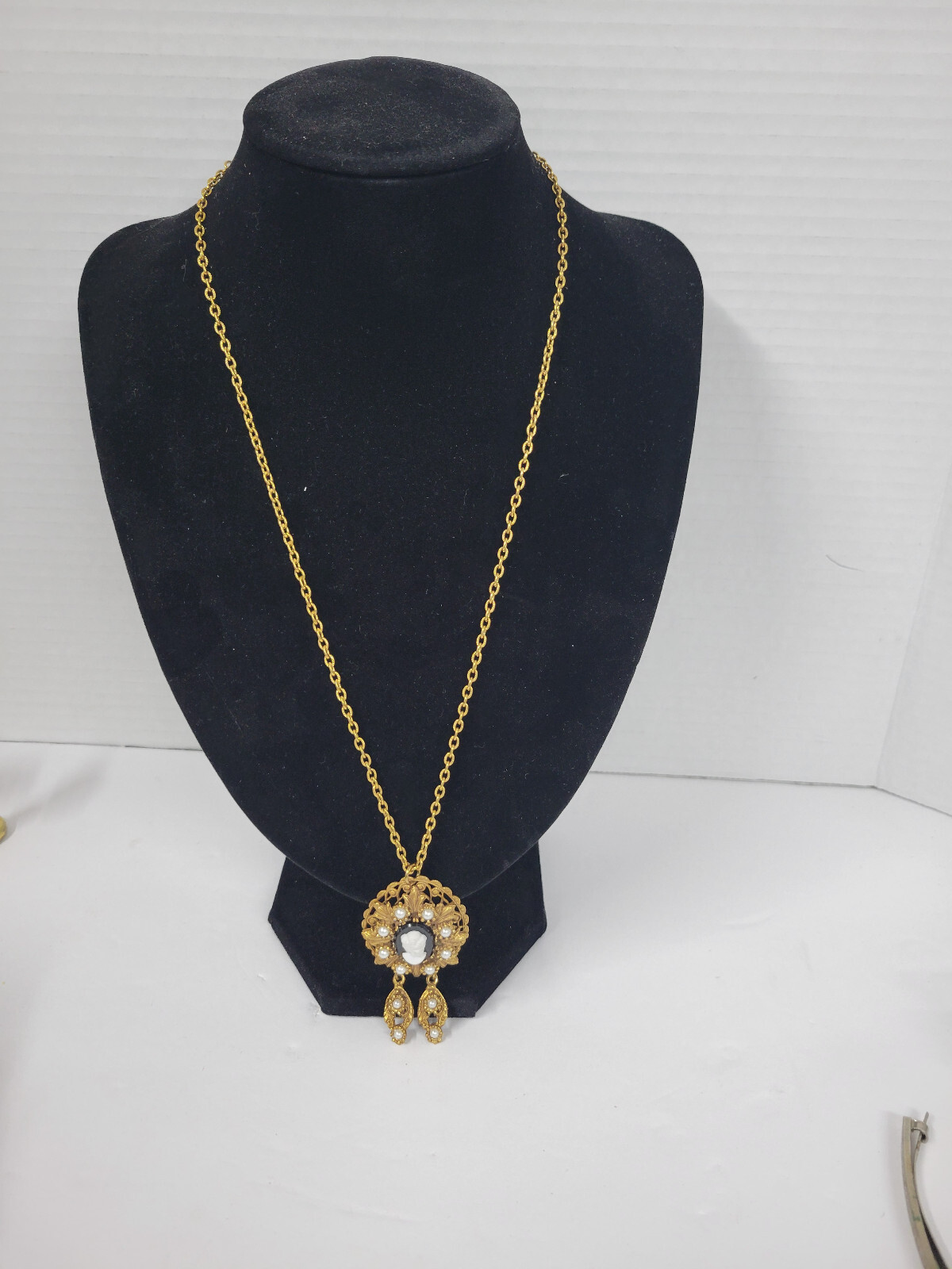 Vintage 28″ Gold Toned Cameo Necklace Filgree Pendant w/faux seed pearls