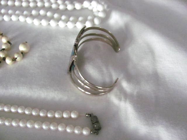 LOT OF 17 PIECES OF VINTAGE COSTUME JEWELRY NECKLACES & BRACELETS ALL WEARABLE