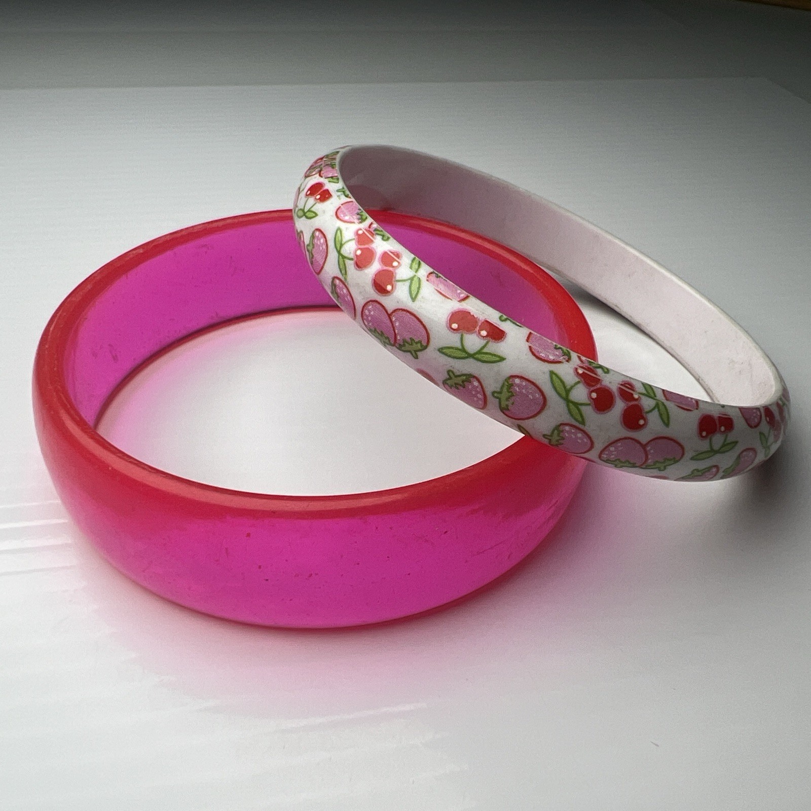 Lot Set Vintage Retro 70s 80s Neon Pink Acrylic Strawberry Resin Bangle Bracelet