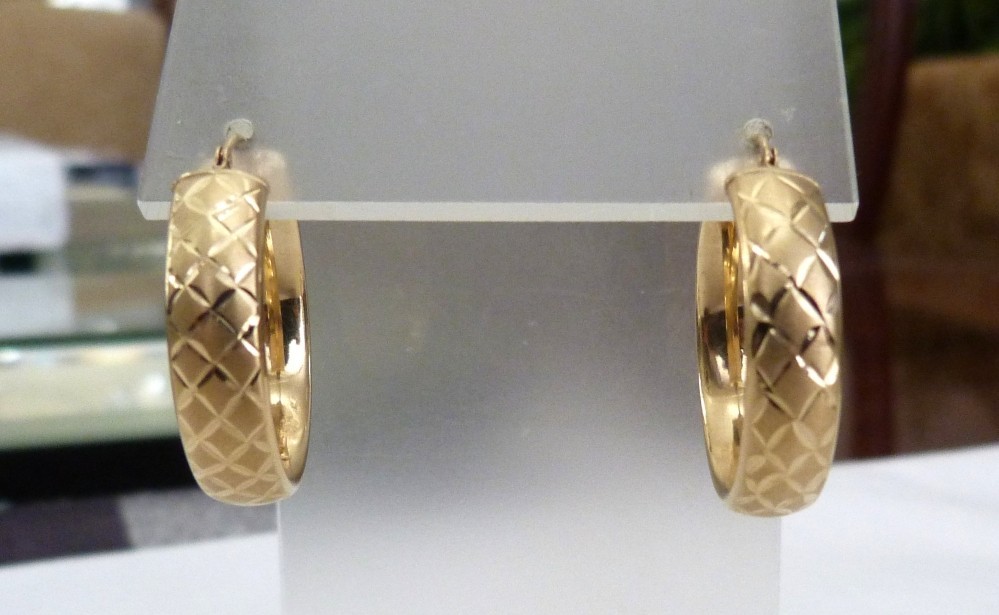 14K DIAMOND CUT SATIN & HIGHLY POLISHED CURVED 6MM WIDE HOOP LATCH EARRINGS
