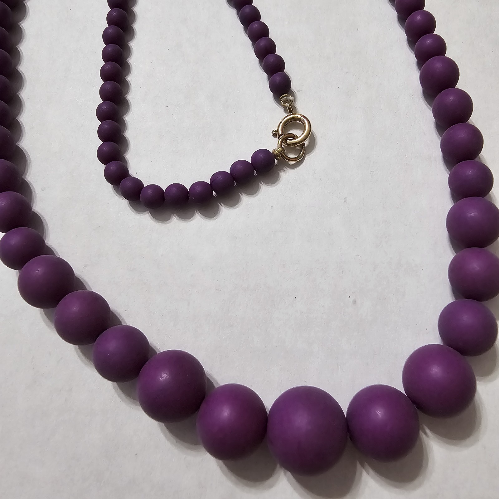VTG Purple Graduated Bead Necklace Matte Acrylic Lucite Mod Retro