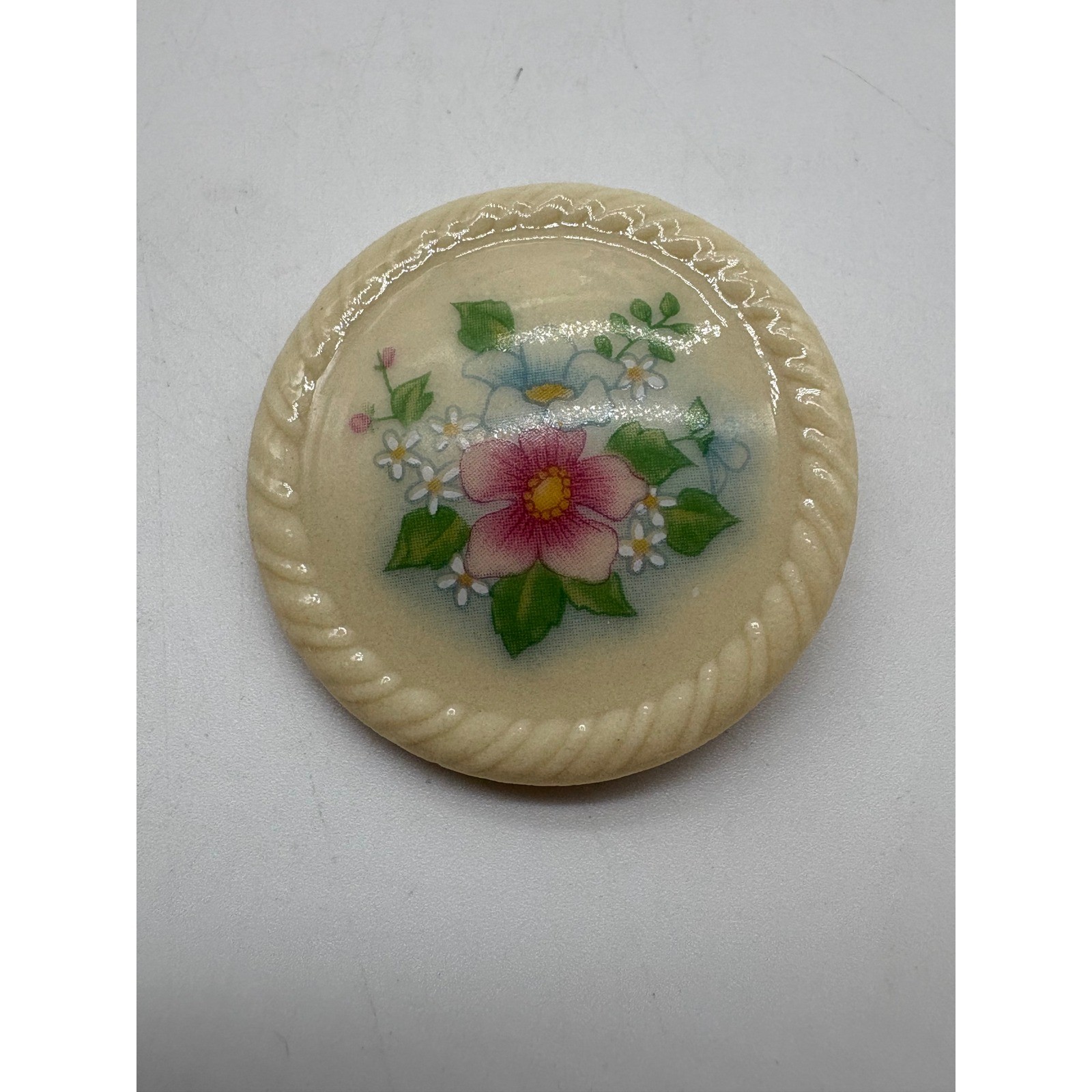Vintage Avon 1984 Ceramic Floral Brooch Spring Bouquet Round Cream Rope Pin J209