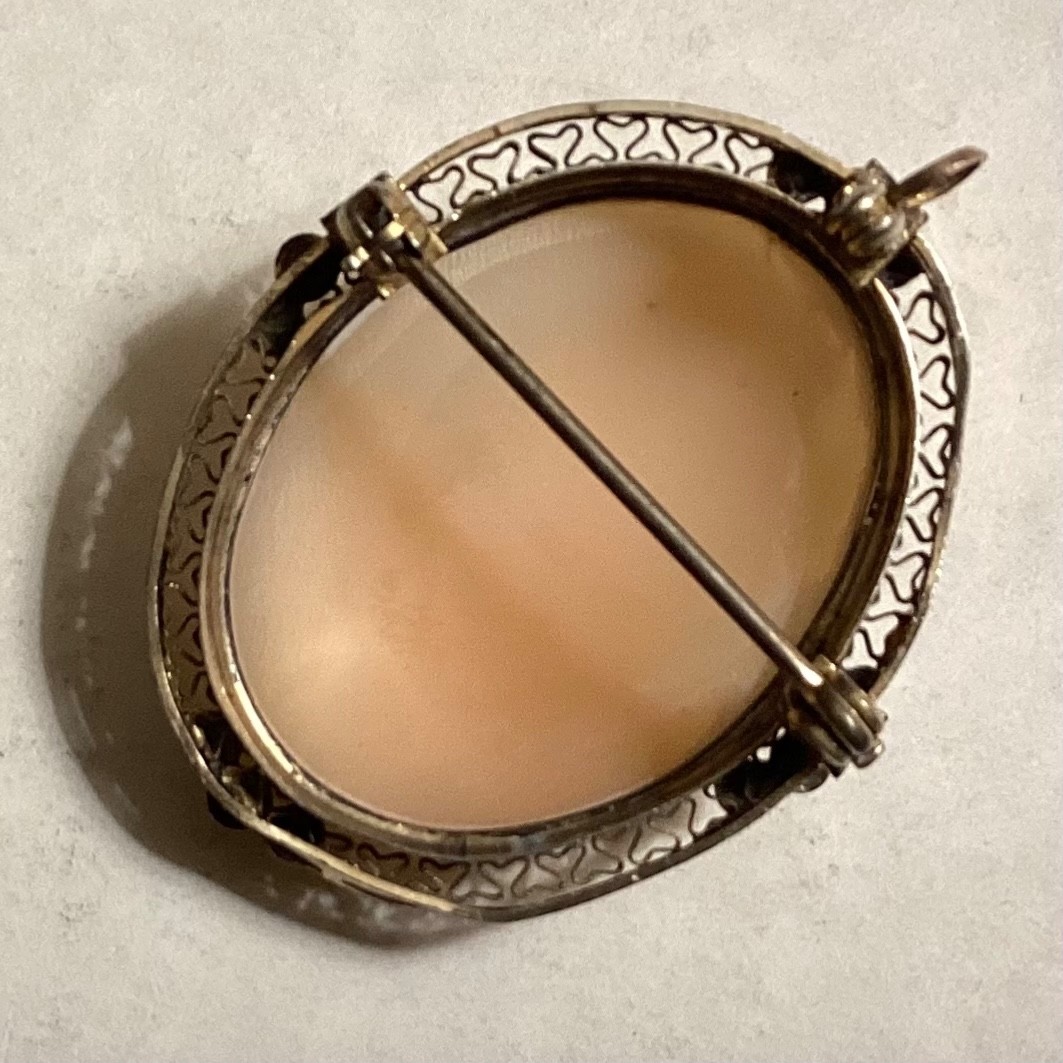 ANTIQUE CARVED SHELL CAMEO PENDANT / BROOCH – GOLD / SILVER