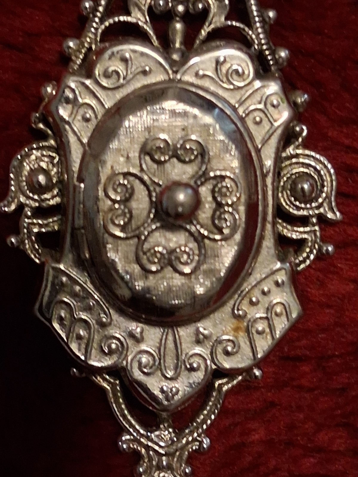 Vintage Victorian Style Open Hinged Oval Photo Locket Pendant
