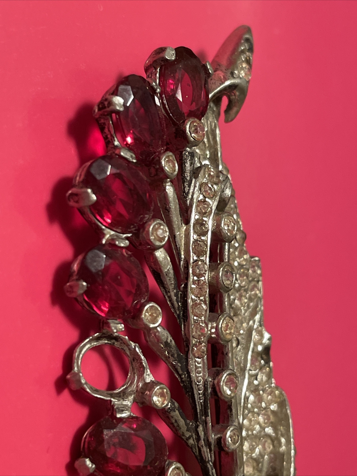 VINTAGE UNSIGNED RUBY RED GLASS RHINESTONE FEATHER XL PIN BROOCH MISSING STONES