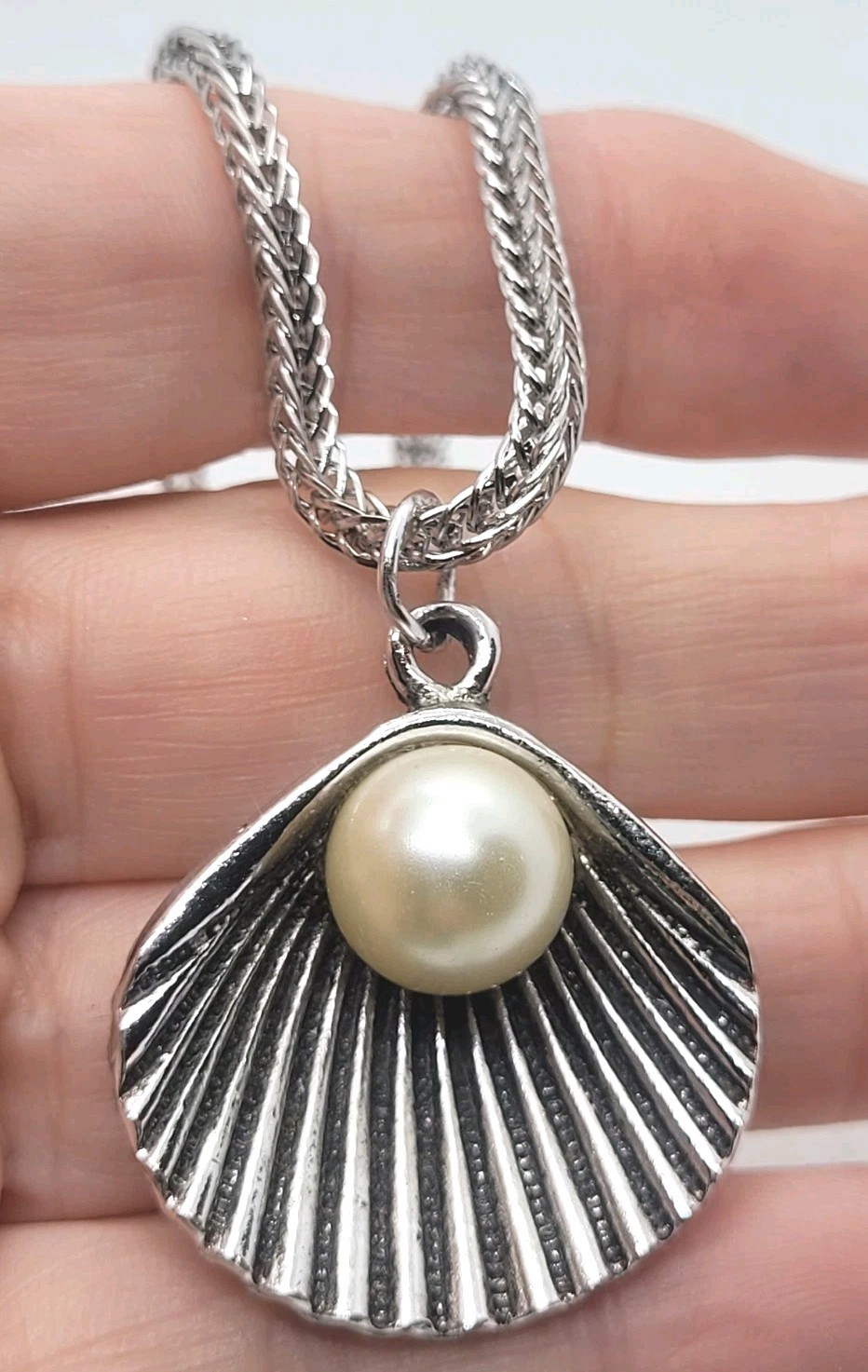 Vintage Silver Tone Necklace Chain With A shell with a pearl Pedant 20in.