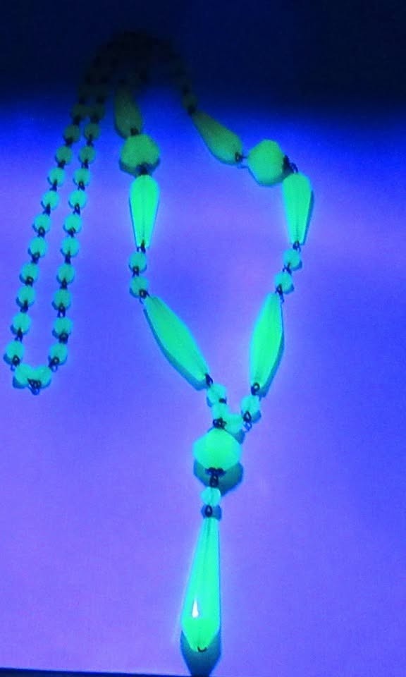 Vintage 34″ Czech Uranium Glass Flapper Necklace – Glows Under Black Light