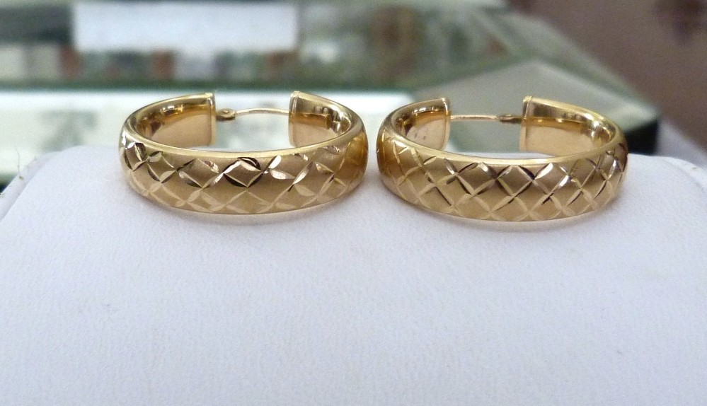 14K DIAMOND CUT SATIN & HIGHLY POLISHED CURVED 6MM WIDE HOOP LATCH EARRINGS