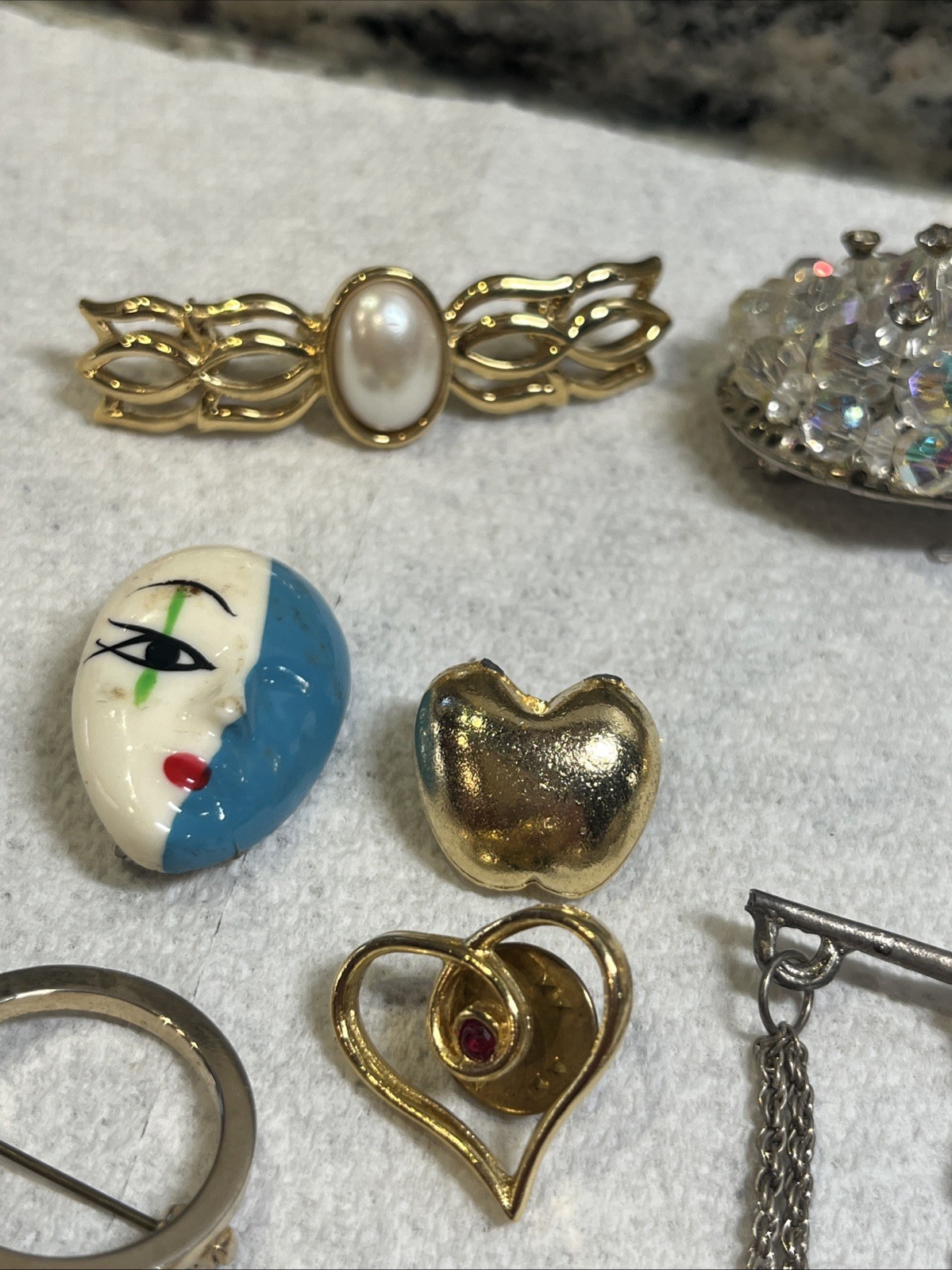 Vintage Brooch Pin Lot Gold Tone Silver Tone Mixed Materials 33 Pc Stones Ect