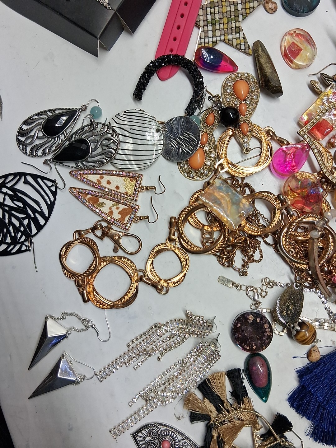 3.18Lbs Wearable Vintage Jewelry Huge lot Costume And More Unsearched Tangled