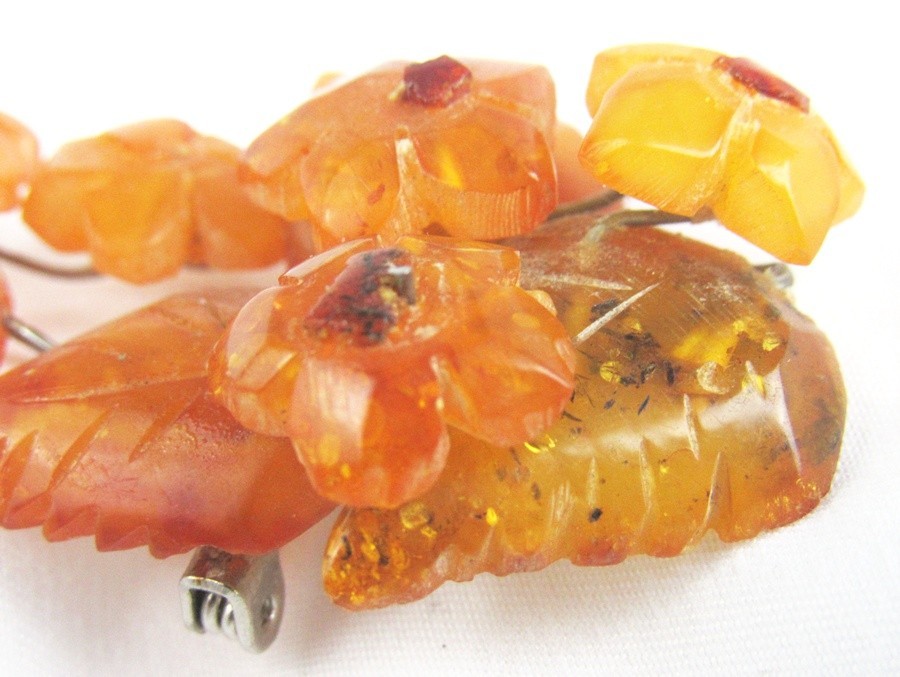 Vintage Honey Butterscotch Carved Flowers & Leaves Amber with Inclusions Brooch