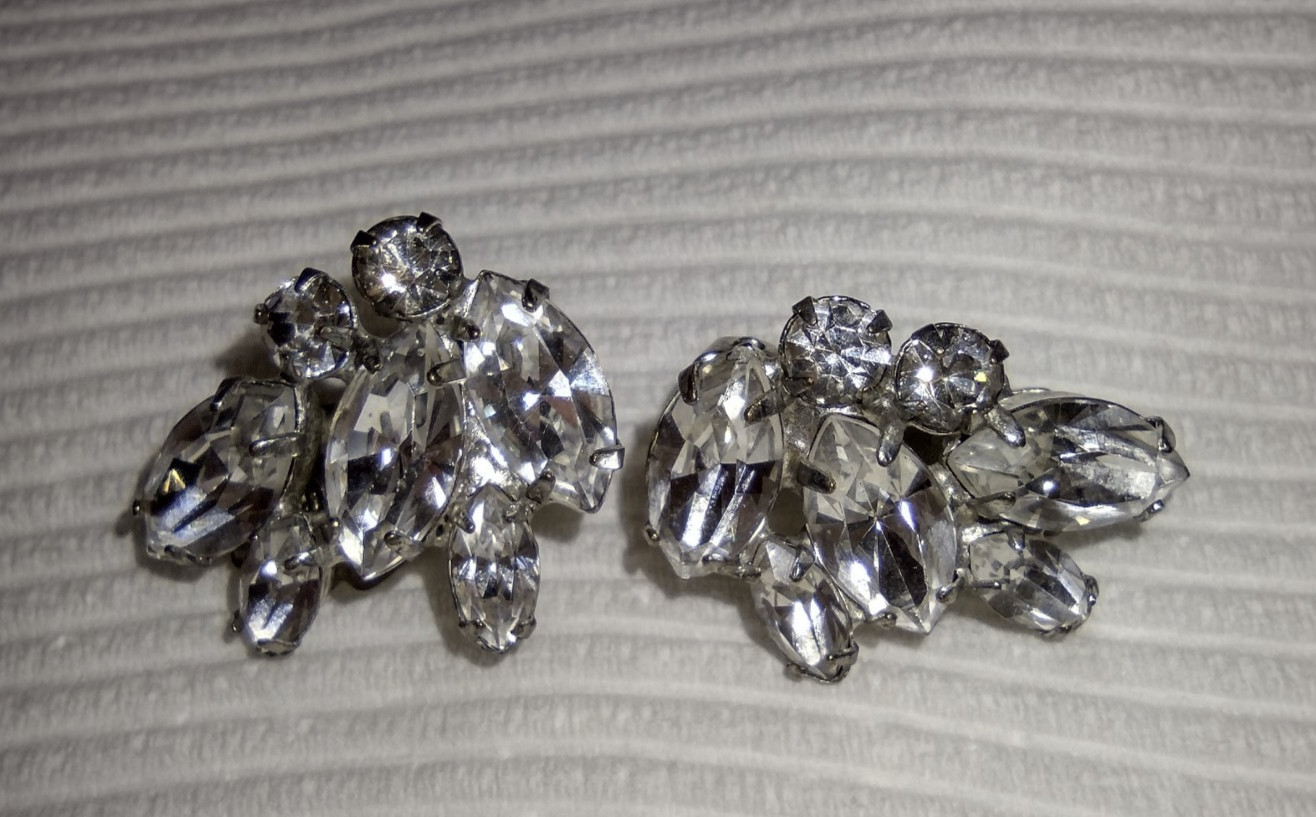 Vintage Weiss Clear Cluster Rhinestone Clip On Earrings Silver tone.