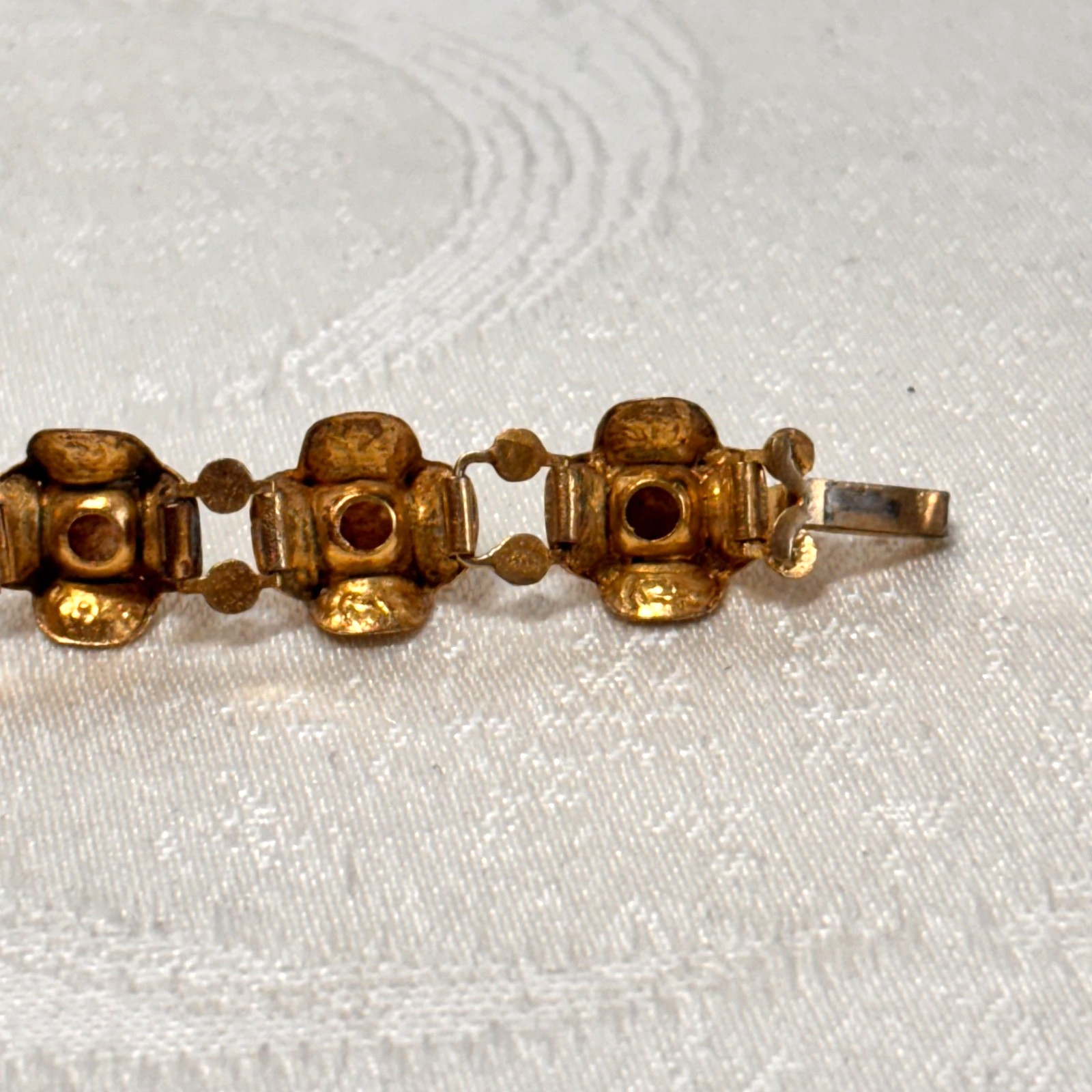 BRACELET goldtone metal temple lightweight box clasp NO BELL vintage 6 1/4″ circ